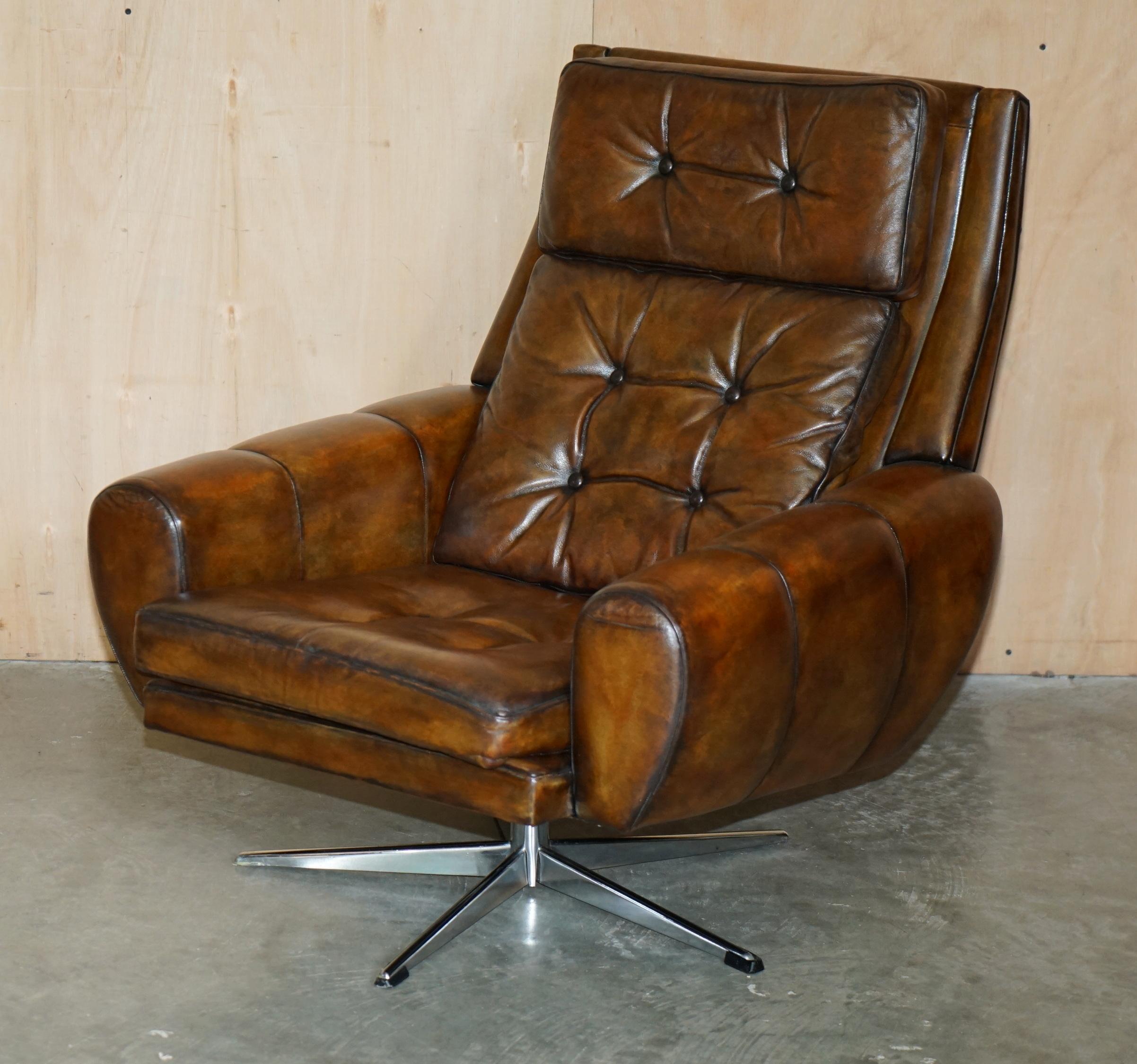 Pärchen restaurierte moderne braune Leder-Schwingsessel und Fußstühle aus dem zweiten Vierteljahrhundert (Moderne der Mitte des Jahrhunderts)