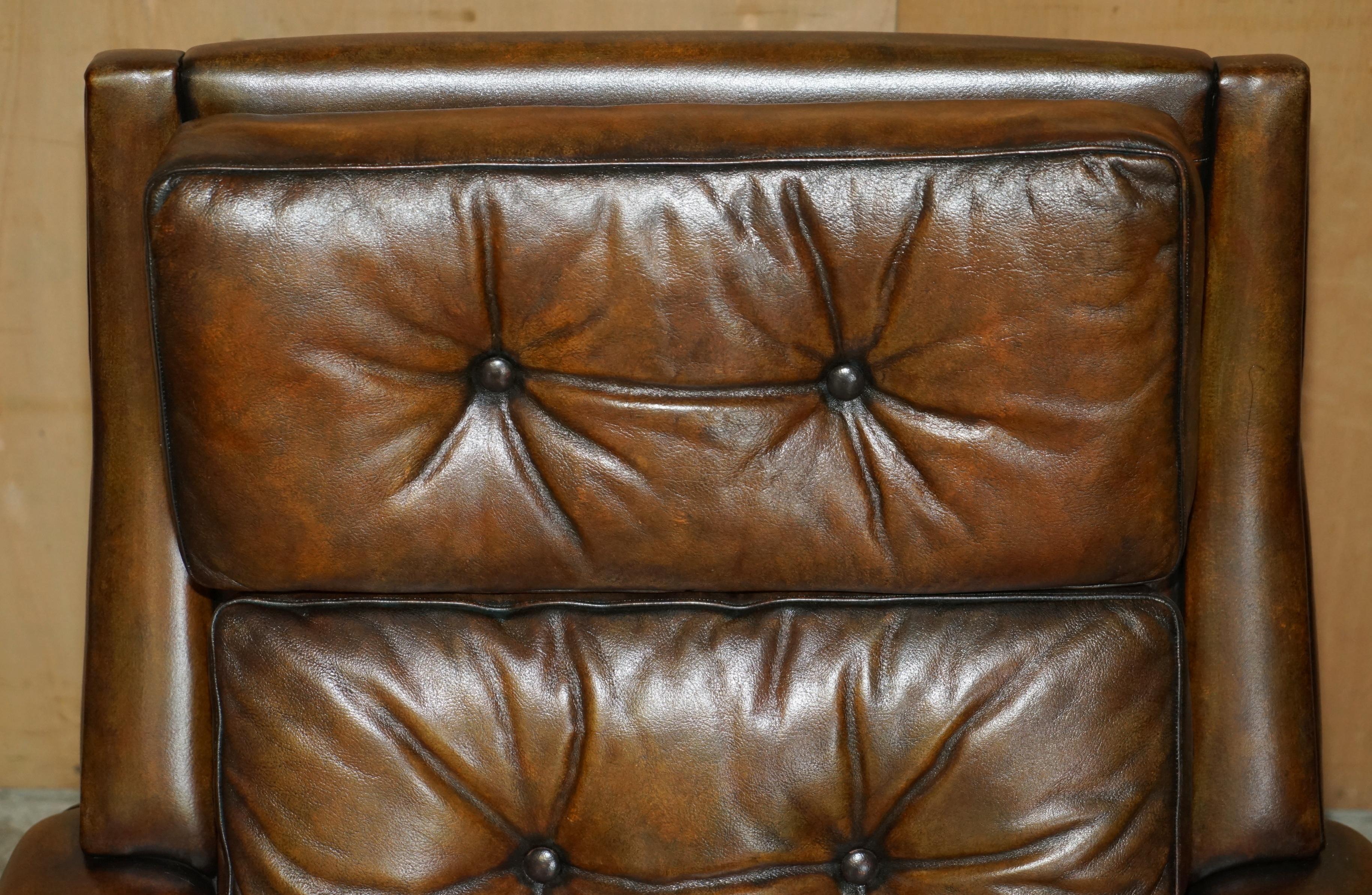 Pärchen restaurierte moderne braune Leder-Schwingsessel und Fußstühle aus dem zweiten Vierteljahrhundert im Zustand „Gut“ in West Sussex, Pulborough