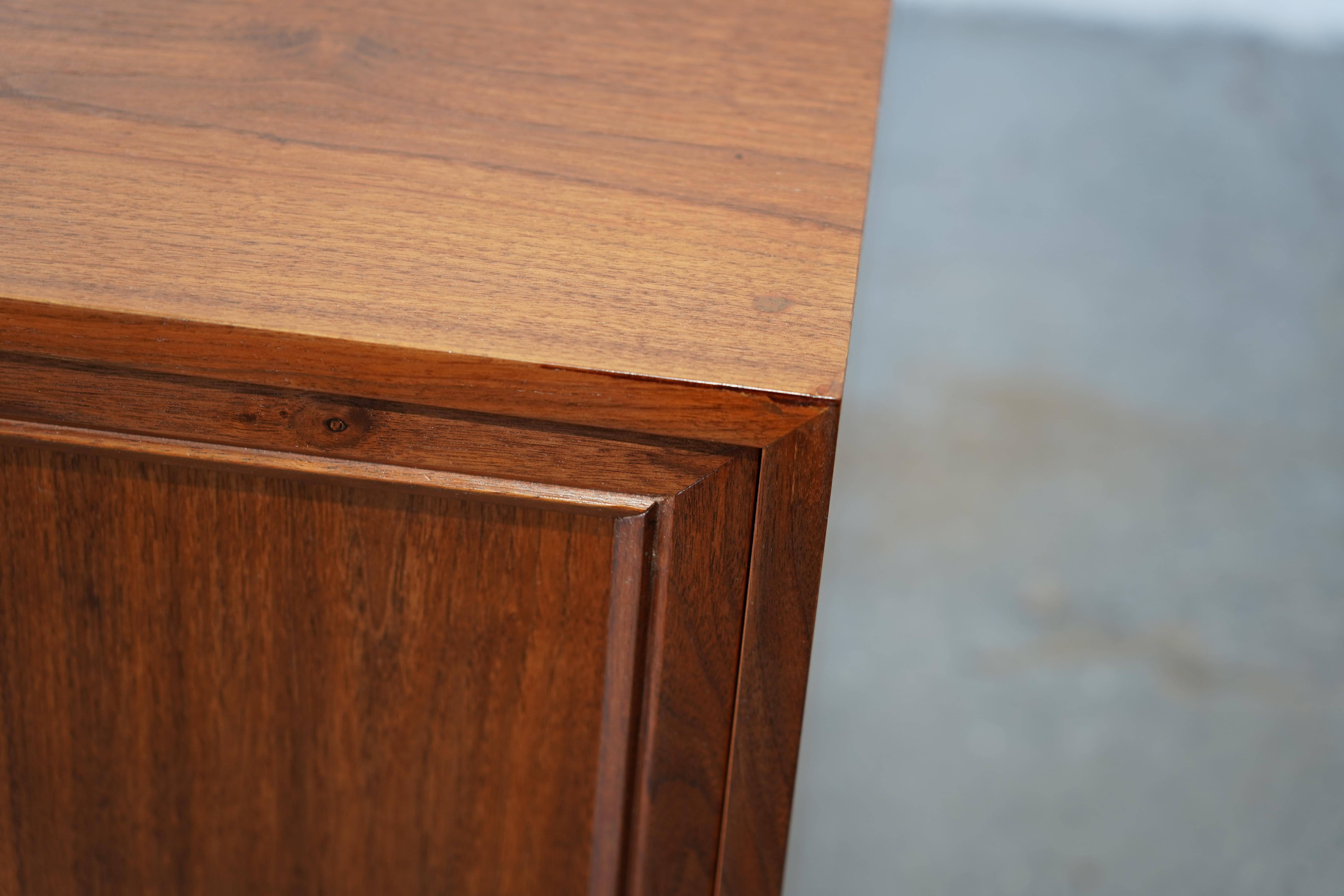 Paire de tables de nuit en noyer restaurées et modernes du milieu du siècle dernier en vente 3