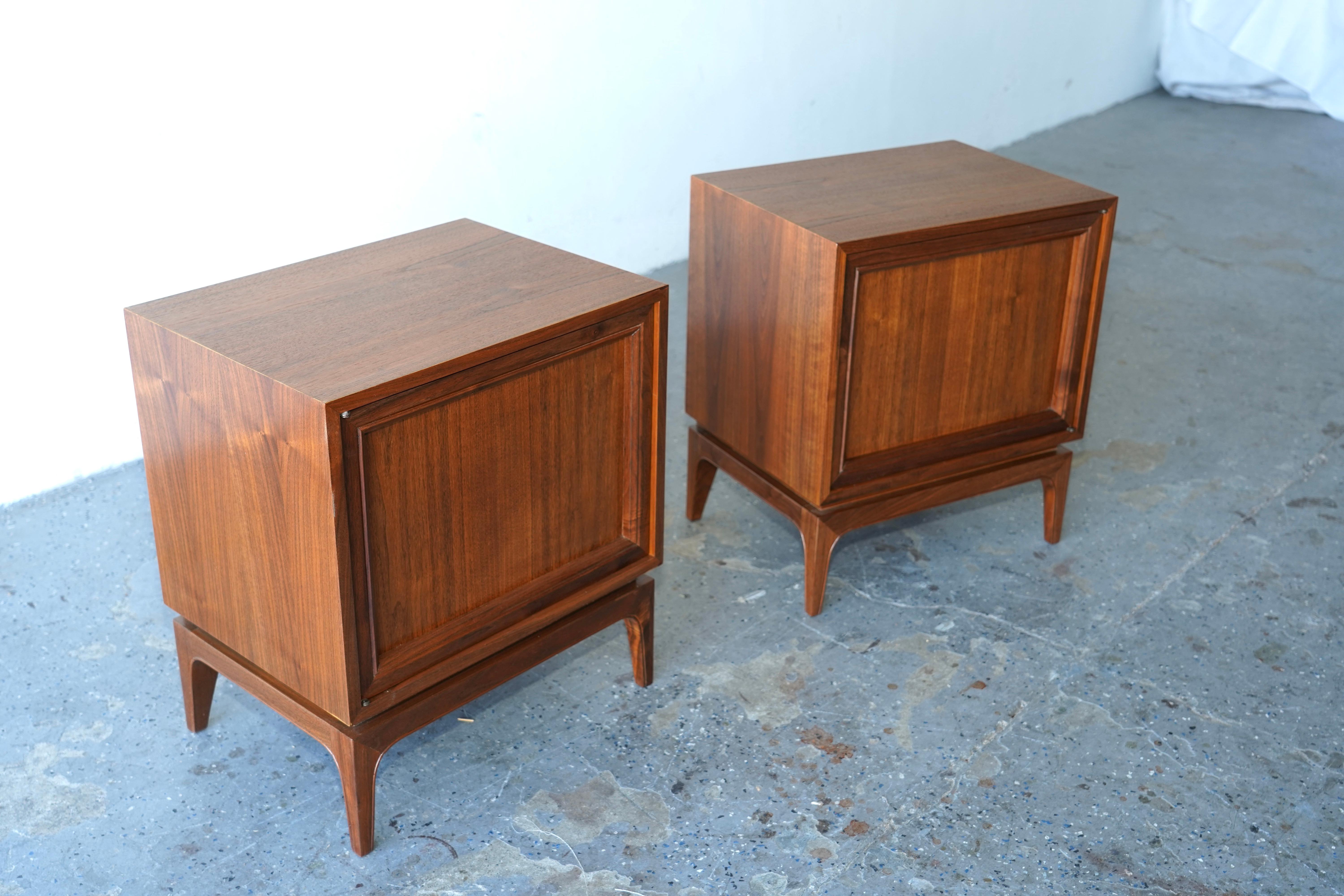 Mid-Century Modern Paire de tables de nuit en noyer restaurées et modernes du milieu du siècle dernier en vente