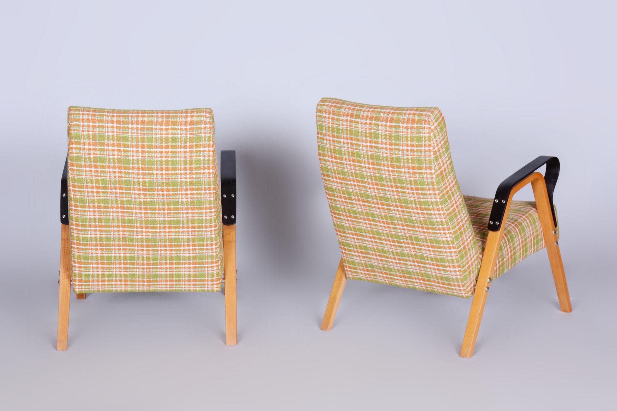 Pair of Restored Mid-Century Oak Armchairs by Tatra Pravenec, Czechia, 1950s In Good Condition For Sale In Horomerice, CZ