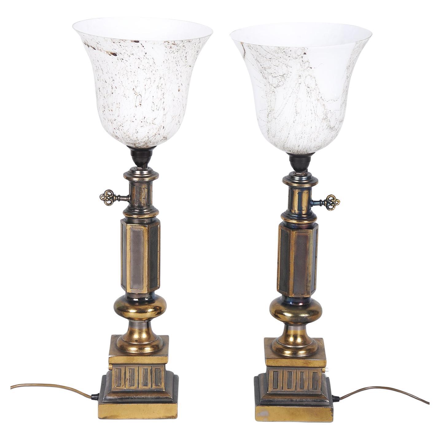 Coppia di lampade da tavolo restaurate del metà del secolo scorso, ottone, vetro marmo, Francia, anni '50