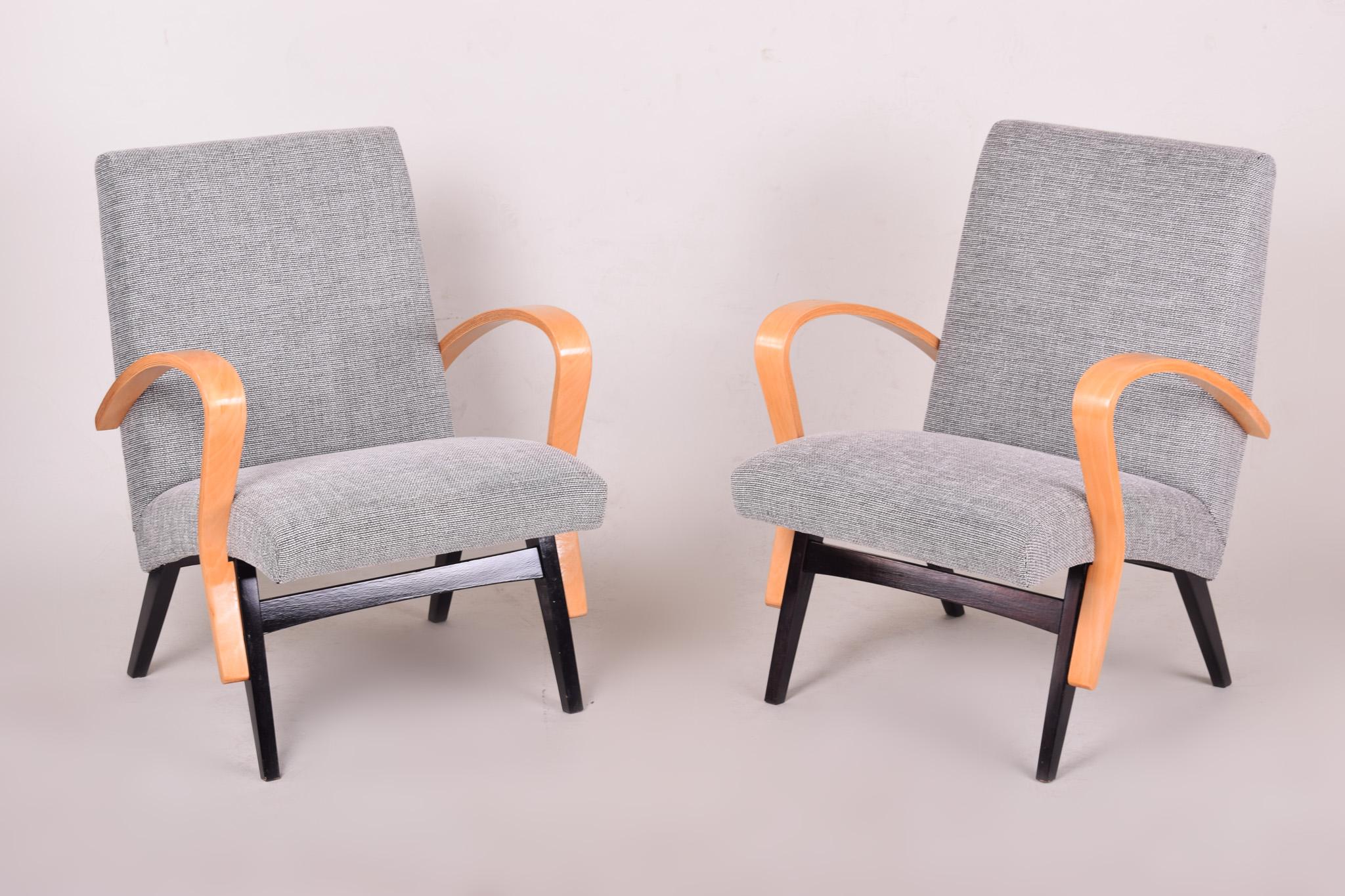 Pair of armchairs, midcentury Czechoslovakia.
Completely restored. New fabric and upholstery. Period 1950-1960.