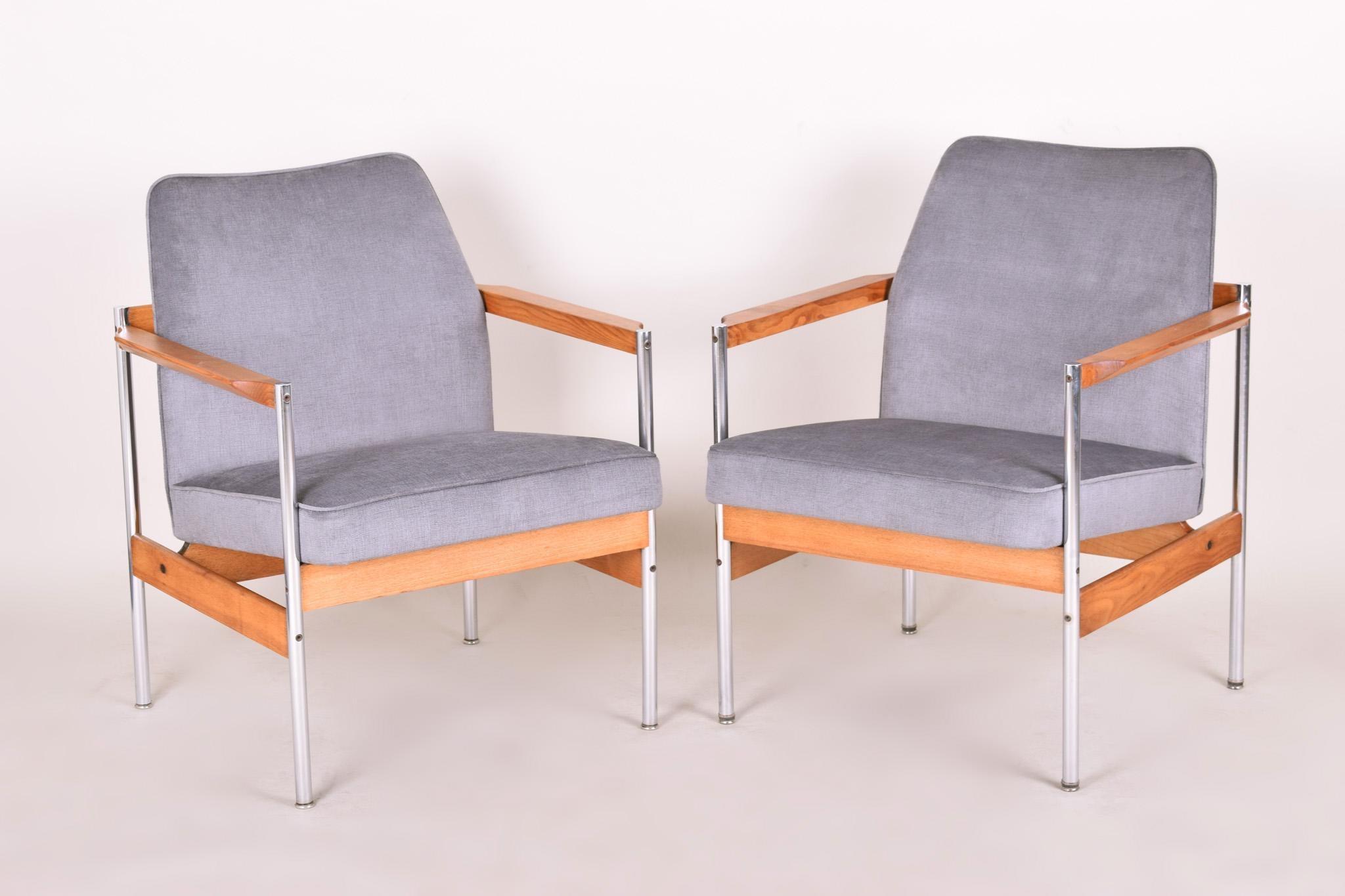 Pair of armchairs, midcentury.
Completely restored. New fabric and upholstery, period 1970-1979.

We guarantee safe a the cheapest air transport from Europe to the whole world within 7 days.
The price is the same as for ship transport but