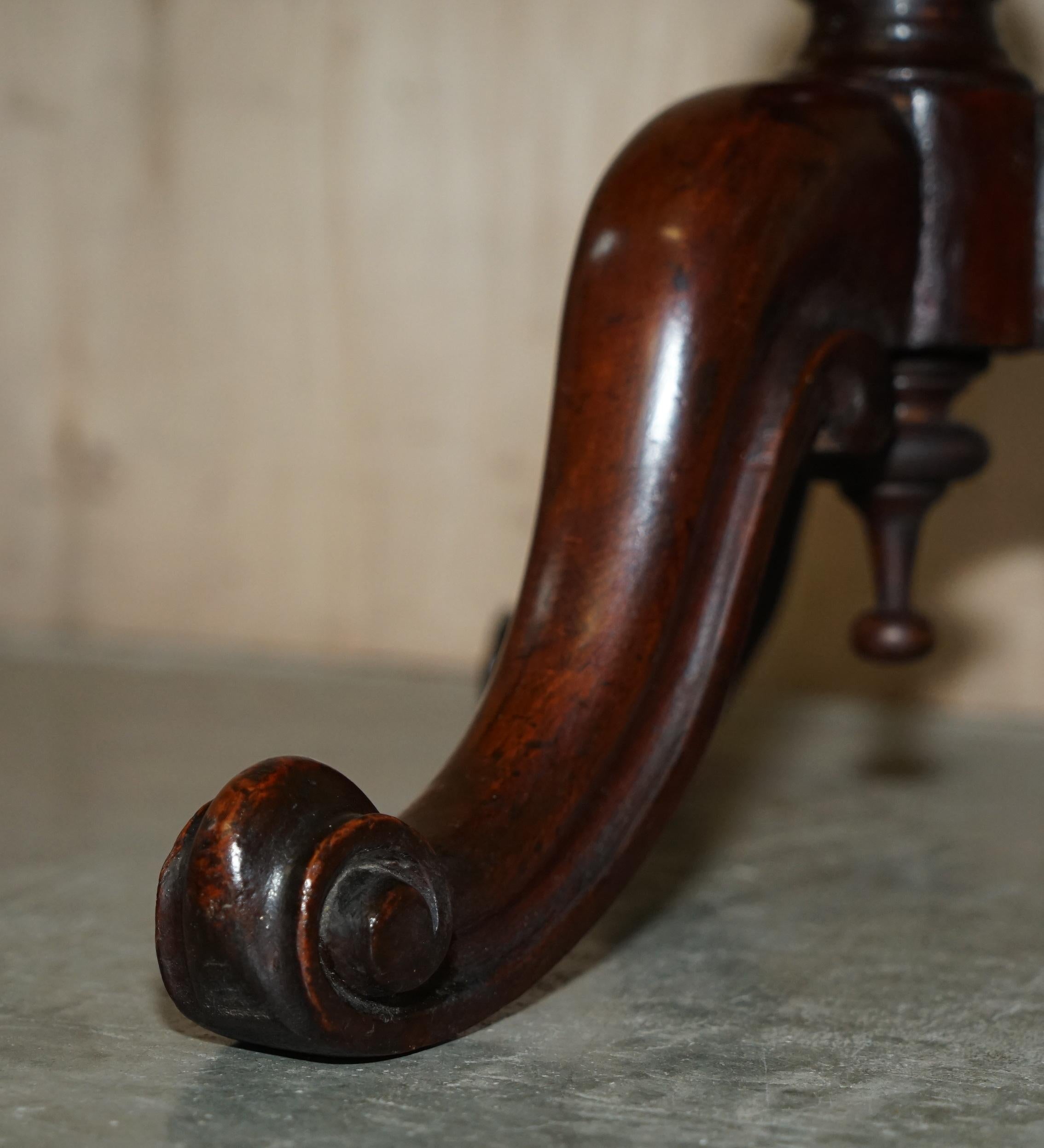 Paar restaurierte viktorianische Tripod-Lampentische aus Wurzelnuss um 1860 im Angebot 5