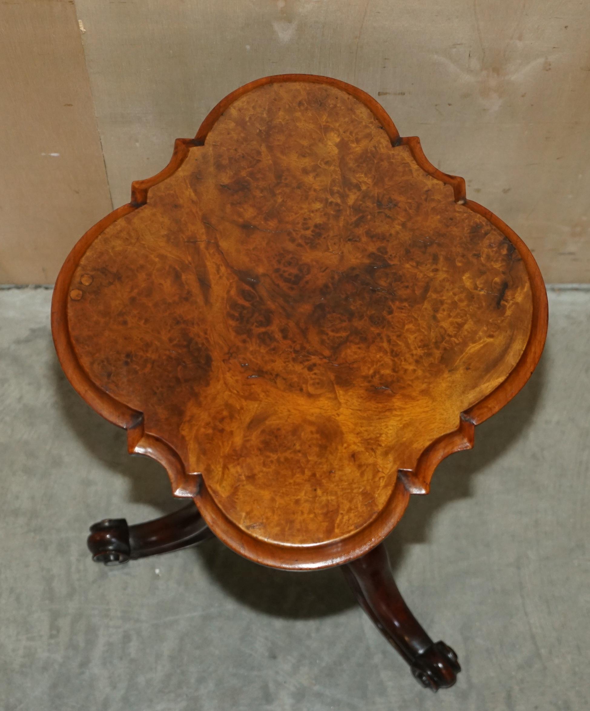 Apogée victorien Paire de tables d'appoint victoriennes à trépied en ronce de noyer restaurées vers 1860 en vente