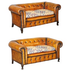 Coppia di divani Chesterfield in pelle restaurati del Gentleman Club vittoriano con sedute Kilim