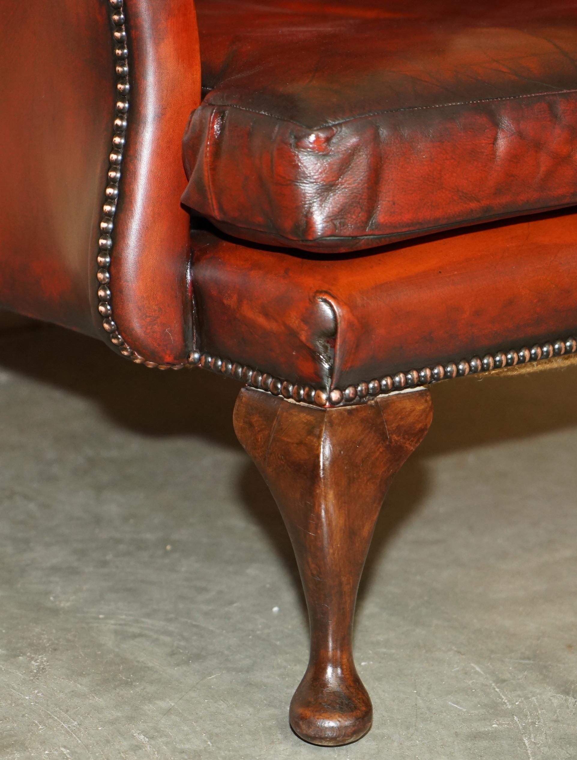 COPPIA DI POLTRONE WINGBACK IN PELLE D'EPOCA RISTRUTTURATE WILLIAM MORRIS in vendita 3