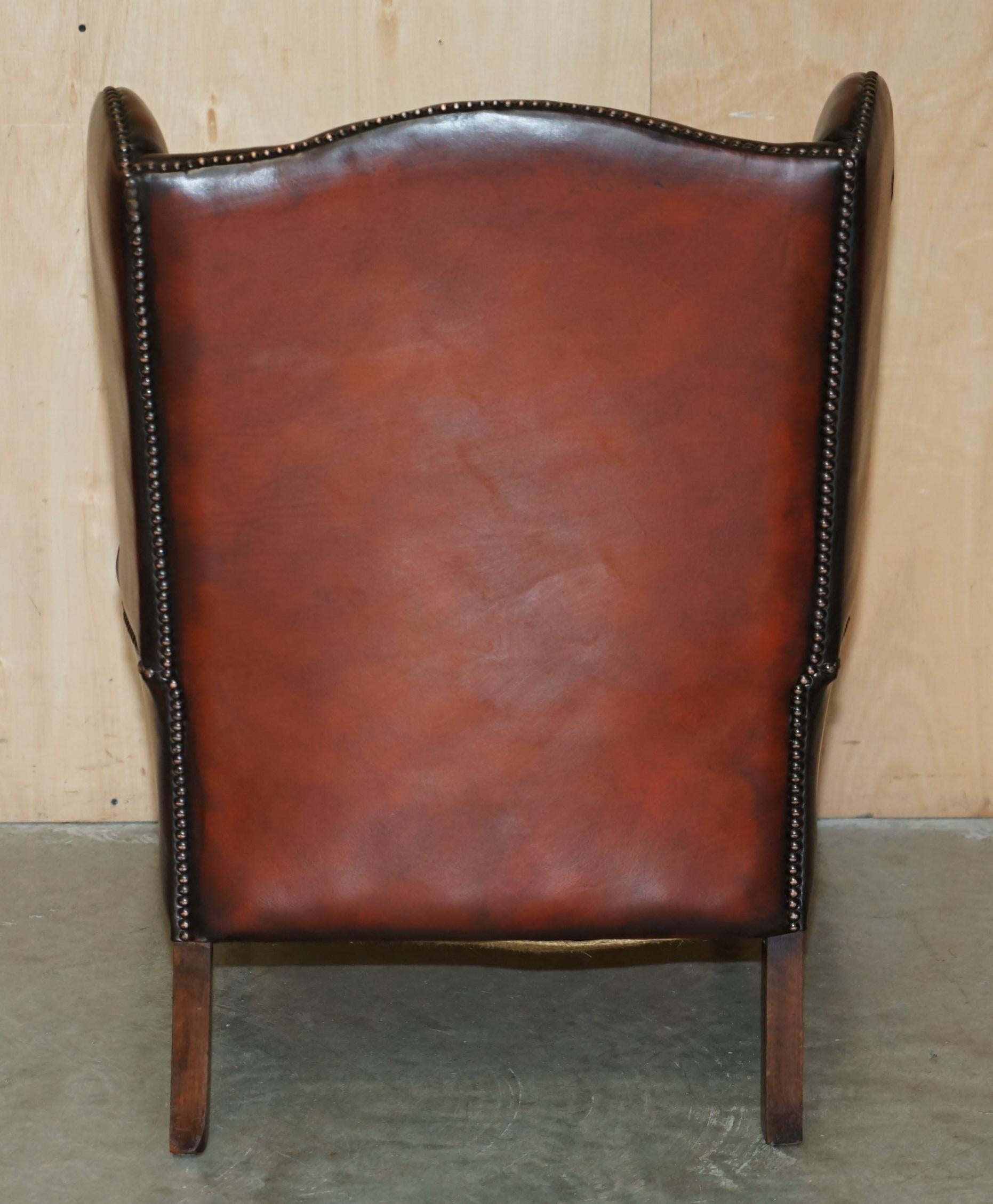 COPPIA DI POLTRONE WINGBACK IN PELLE D'EPOCA RISTRUTTURATE WILLIAM MORRIS in vendita 6