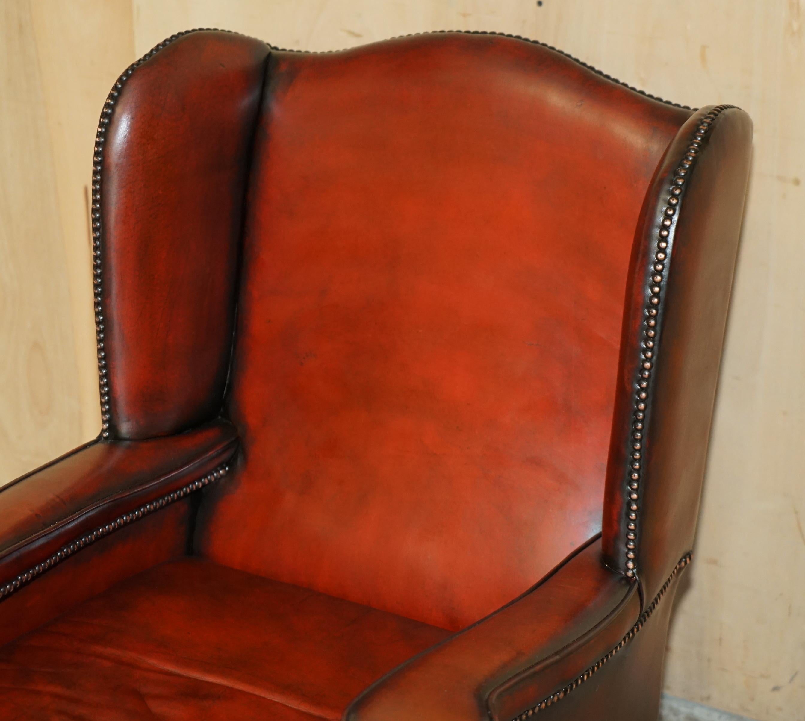 COPPIA DI POLTRONE WINGBACK IN PELLE D'EPOCA RISTRUTTURATE WILLIAM MORRIS in vendita 9