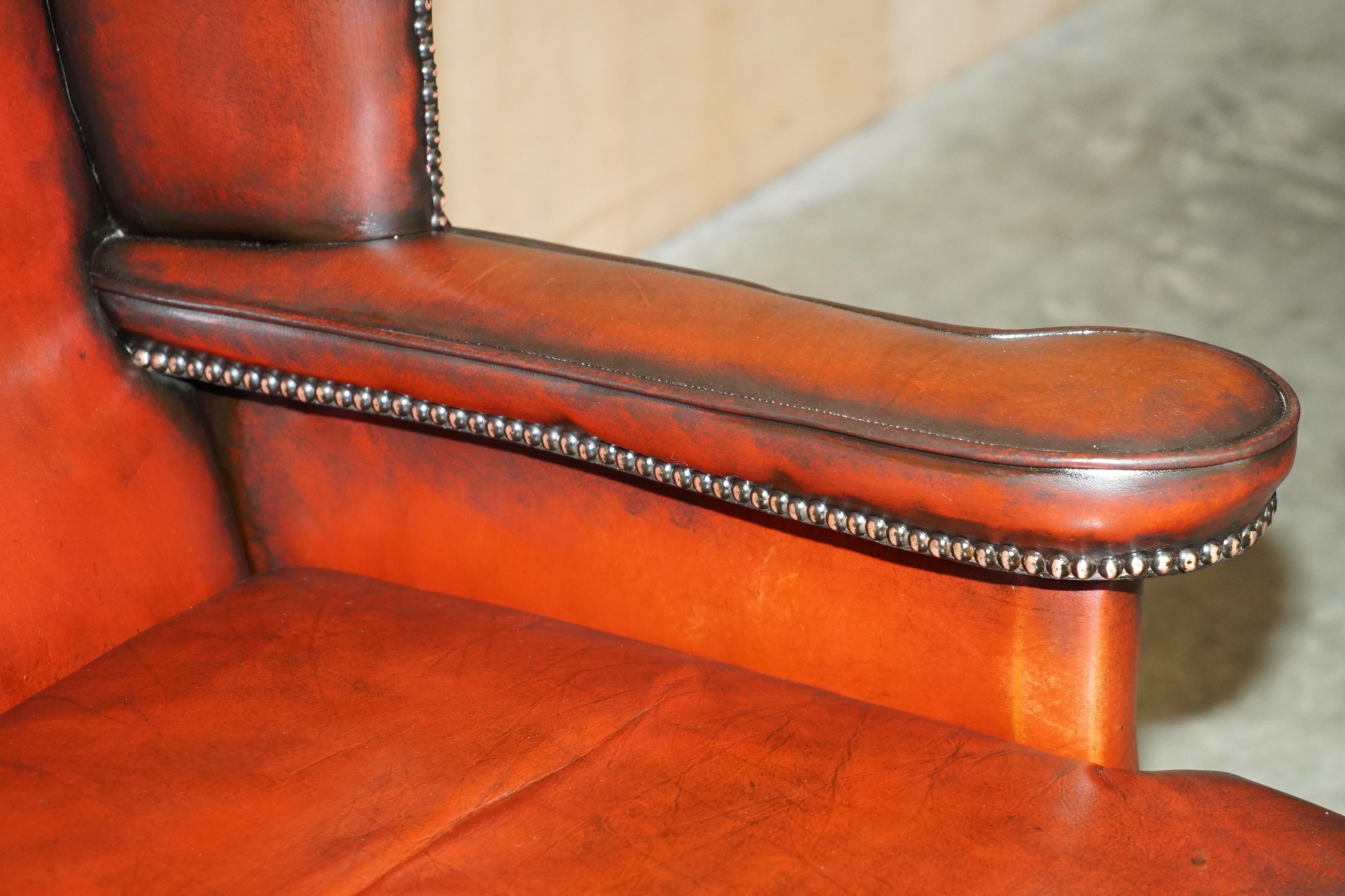 COPPIA DI POLTRONE WINGBACK IN PELLE D'EPOCA RISTRUTTURATE WILLIAM MORRIS in vendita 11