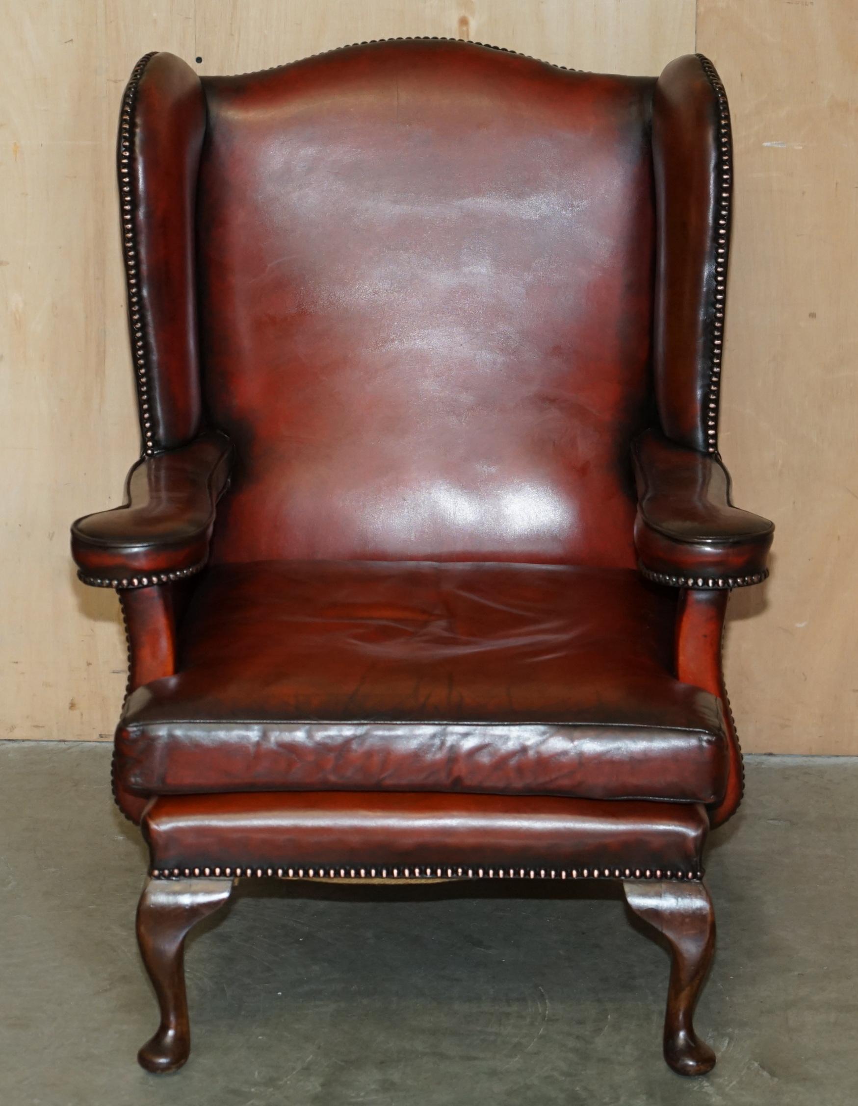 Vittoriano COPPIA DI POLTRONE WINGBACK IN PELLE D'EPOCA RISTRUTTURATE WILLIAM MORRIS in vendita
