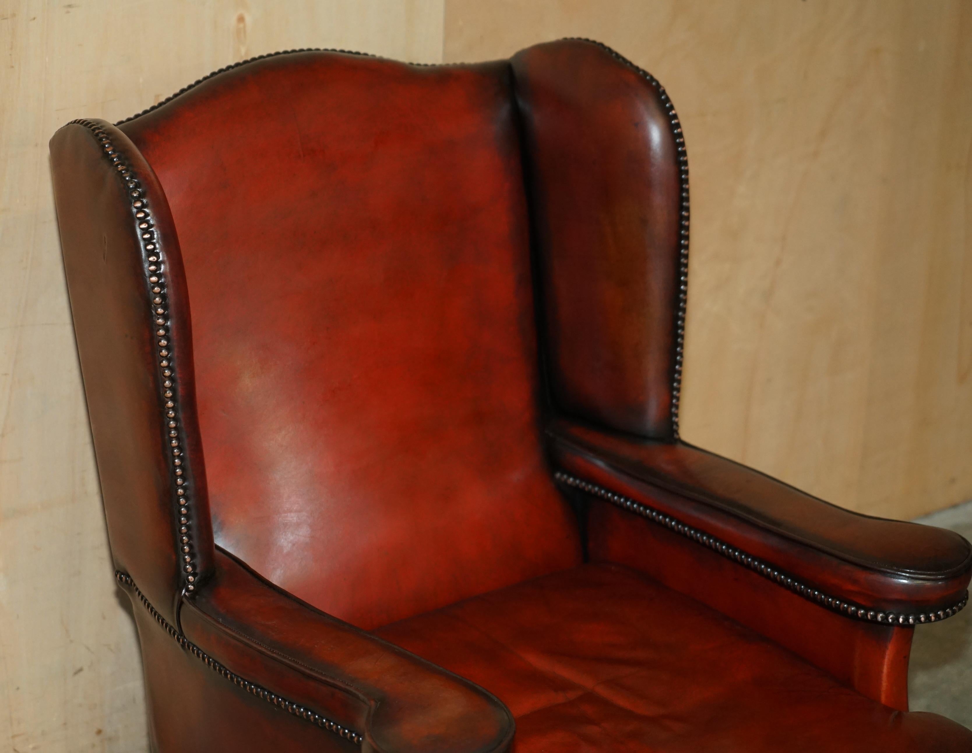 Inglese COPPIA DI POLTRONE WINGBACK IN PELLE D'EPOCA RISTRUTTURATE WILLIAM MORRIS in vendita