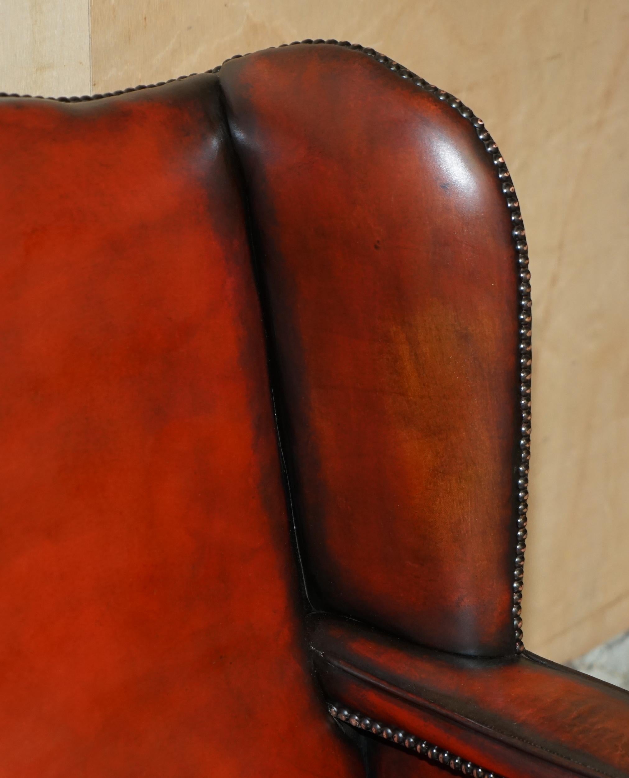 Fatto a mano COPPIA DI POLTRONE WINGBACK IN PELLE D'EPOCA RISTRUTTURATE WILLIAM MORRIS in vendita