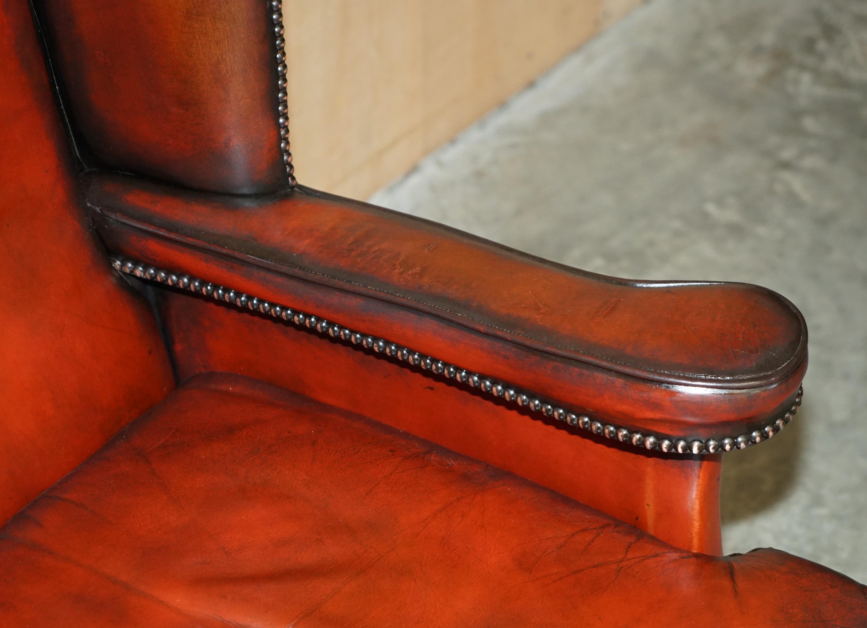 COPPIA DI POLTRONE WINGBACK IN PELLE D'EPOCA RISTRUTTURATE WILLIAM MORRIS In condizioni buone in vendita a West Sussex, Pulborough