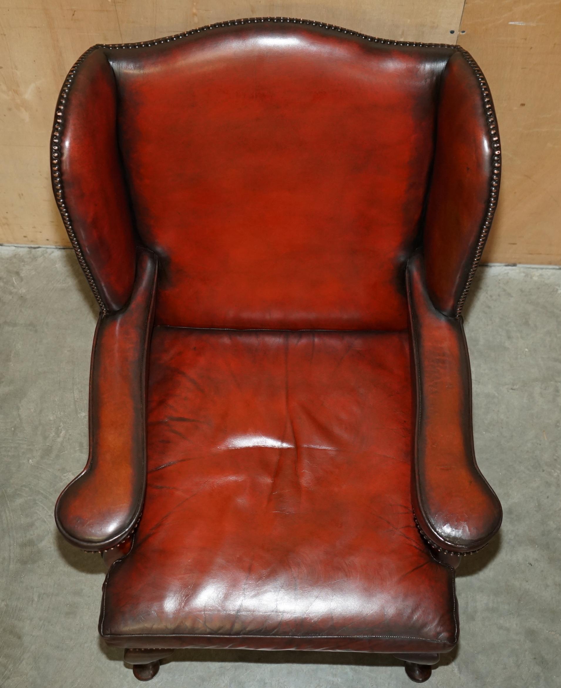 XX secolo COPPIA DI POLTRONE WINGBACK IN PELLE D'EPOCA RISTRUTTURATE WILLIAM MORRIS in vendita