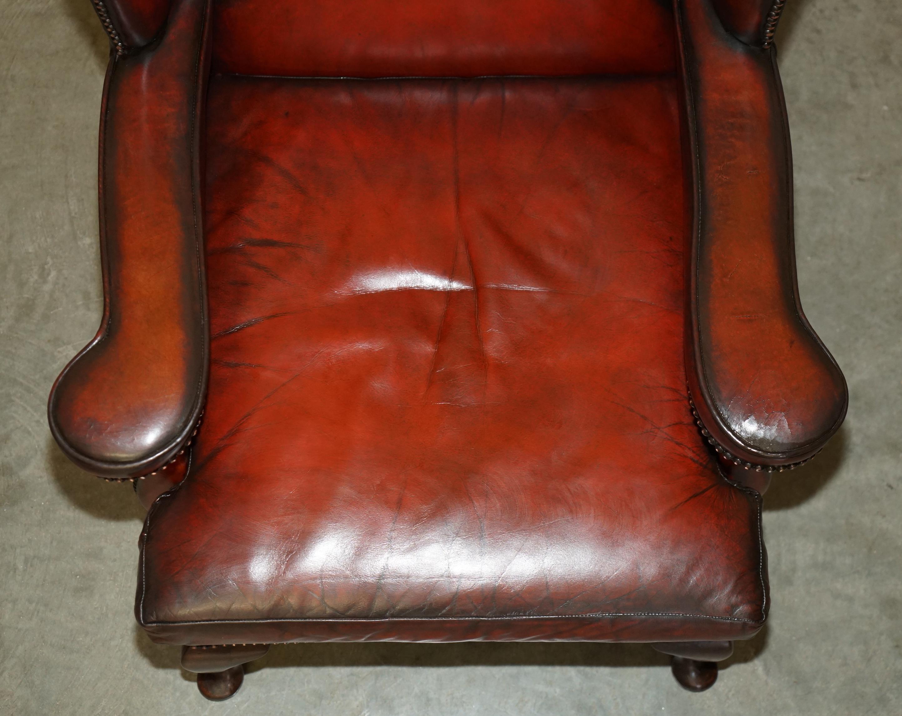 Pelle COPPIA DI POLTRONE WINGBACK IN PELLE D'EPOCA RISTRUTTURATE WILLIAM MORRIS in vendita