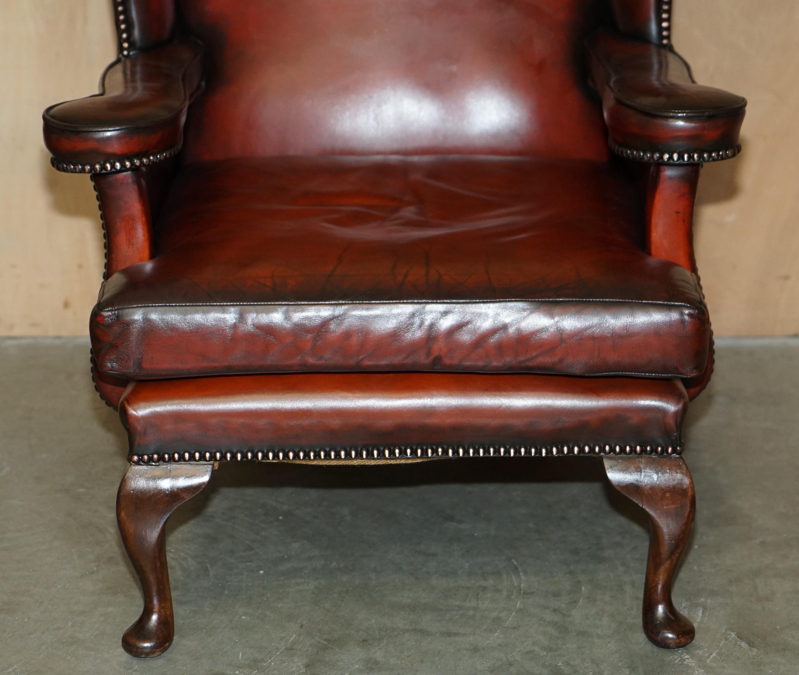COPPIA DI POLTRONE WINGBACK IN PELLE D'EPOCA RISTRUTTURATE WILLIAM MORRIS in vendita 1