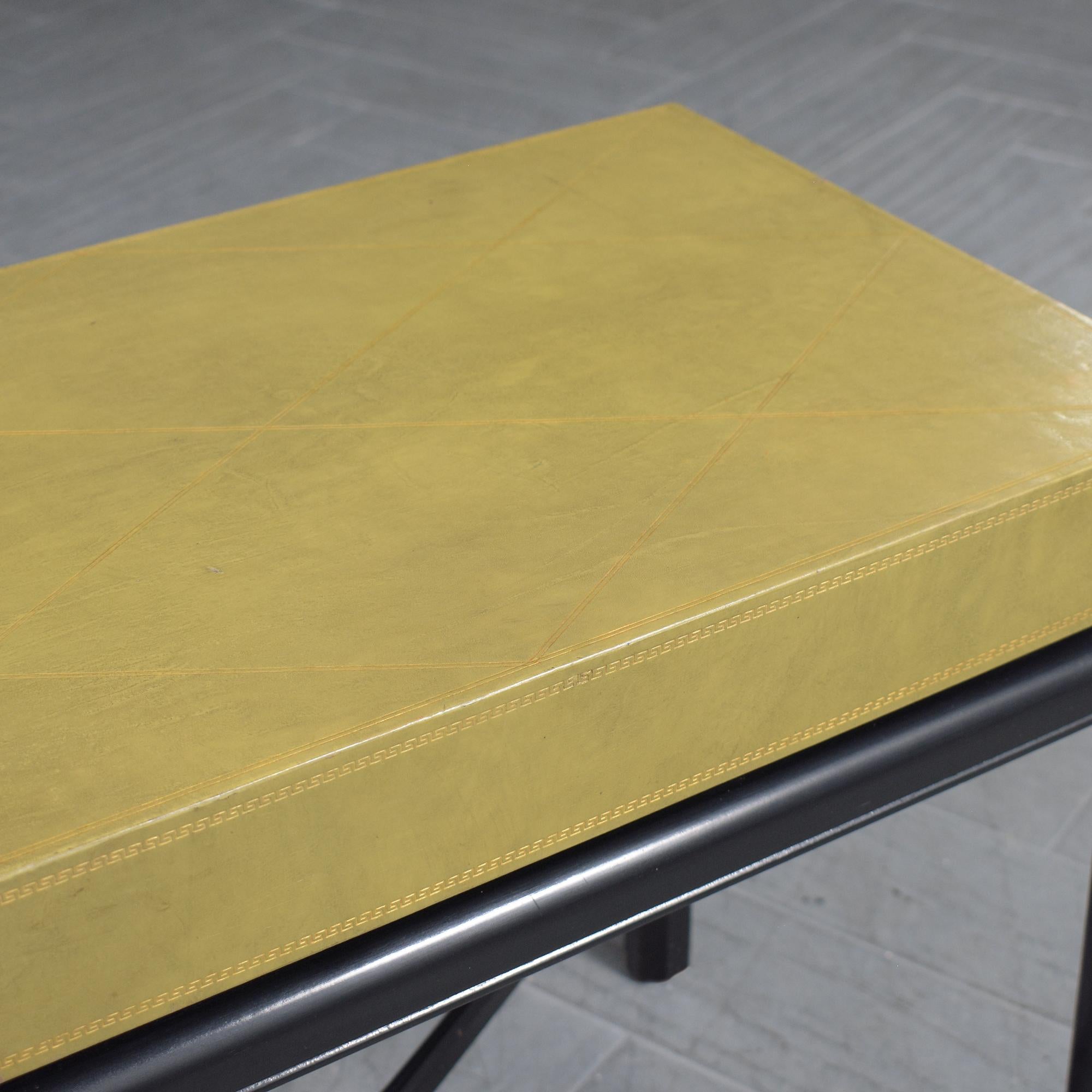 Sculpté Tables d'appoint de style Sheraton des années 1970 : L'Elegance vintage restaurée en vente