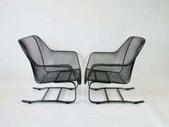 Paire de chaises longues en fer forgé Woodard restaurées à base en porte-à-faux et à ressort