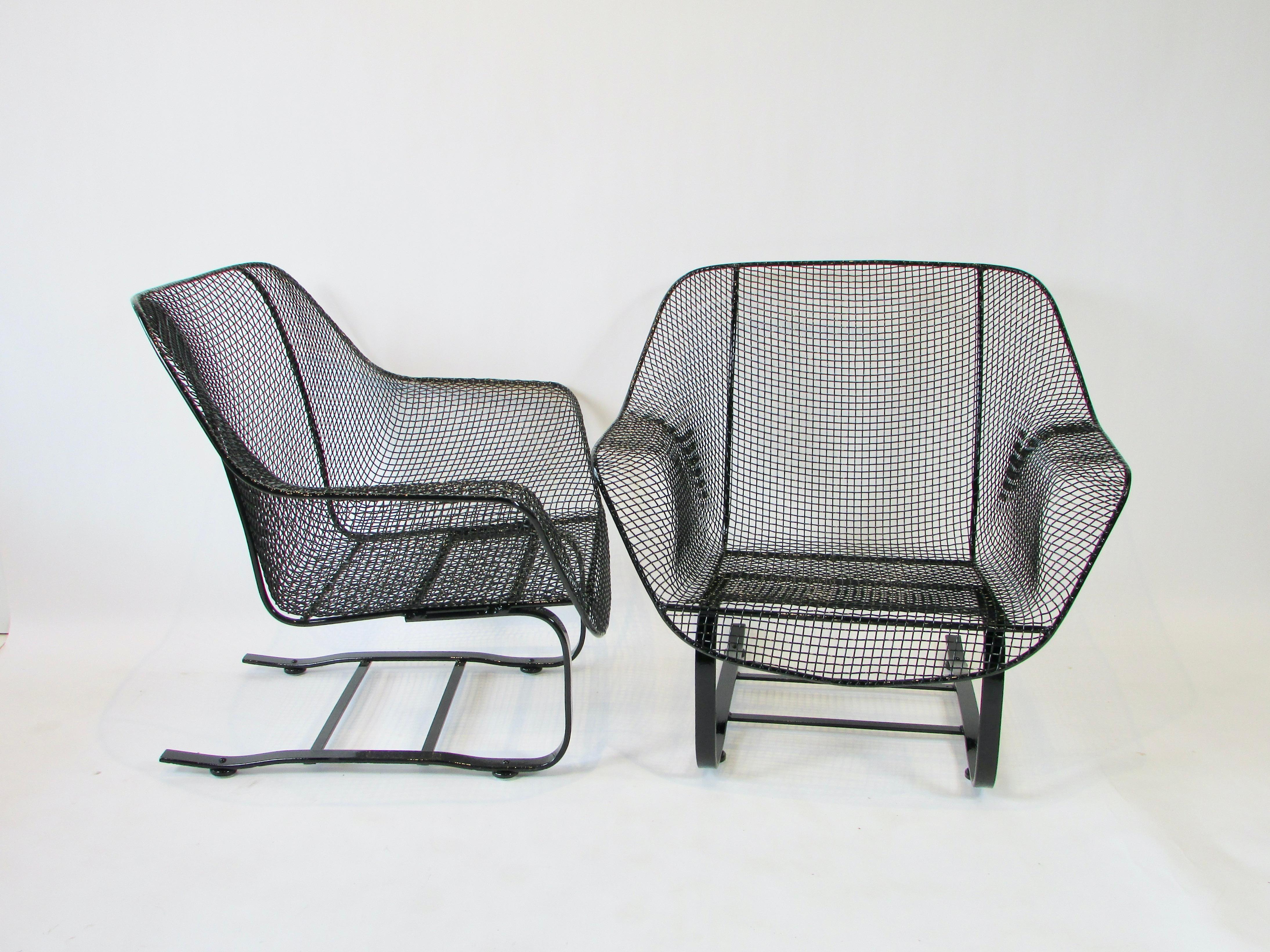 Mid-Century Modern Paire de chaises longues en fer forgé Woodard restaurées à base en porte-à-faux et à ressort en vente
