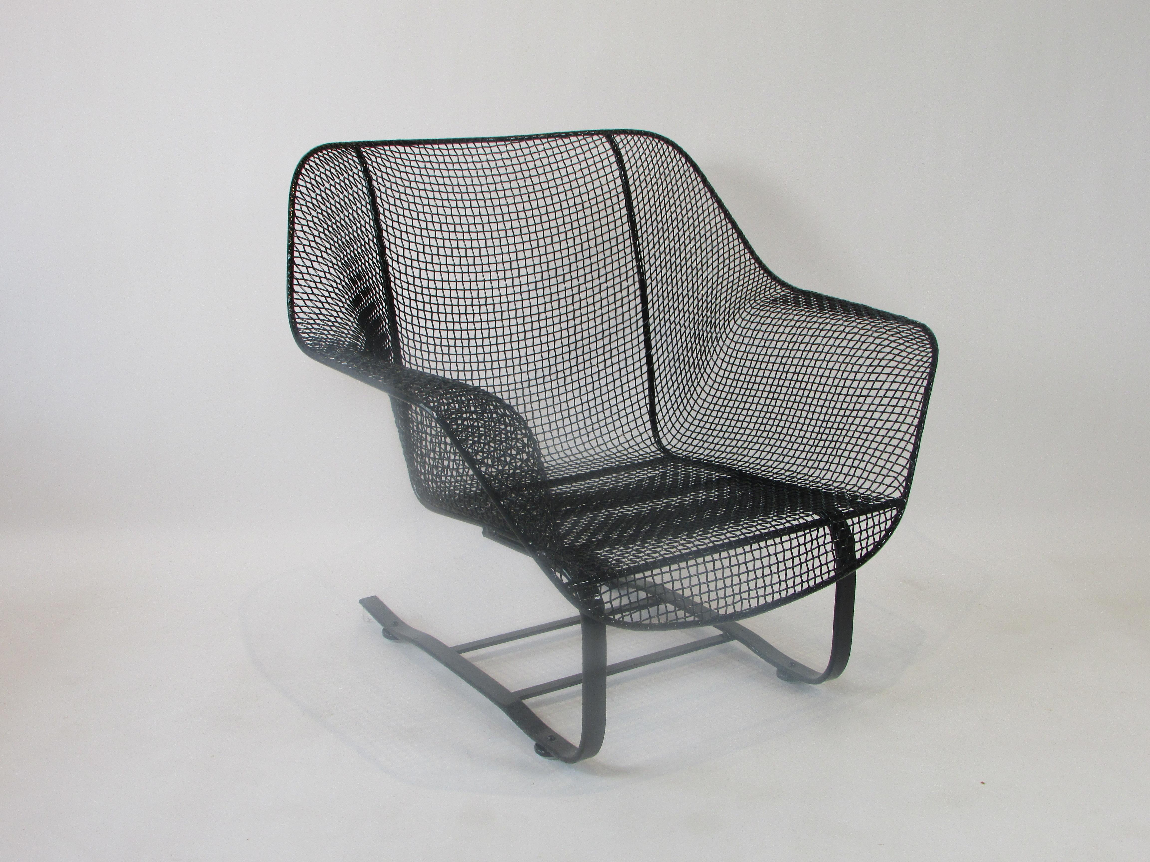 20ième siècle Paire de chaises longues en fer forgé Woodard restaurées à base en porte-à-faux et à ressort en vente