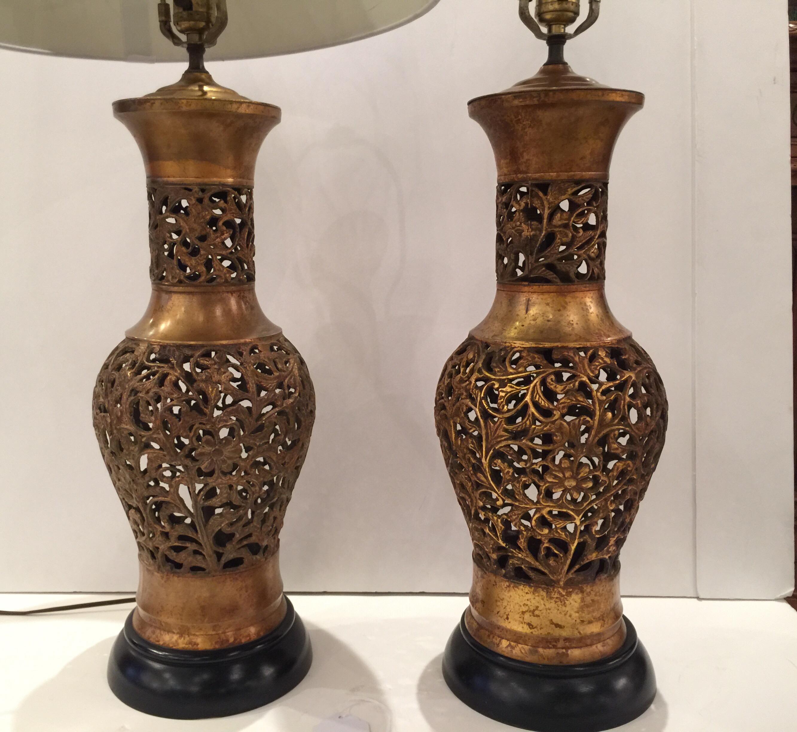Pair of Reticulated Chinoiserie Urn Weather Gilt Table Lamps with Wood Bases For Sale 4