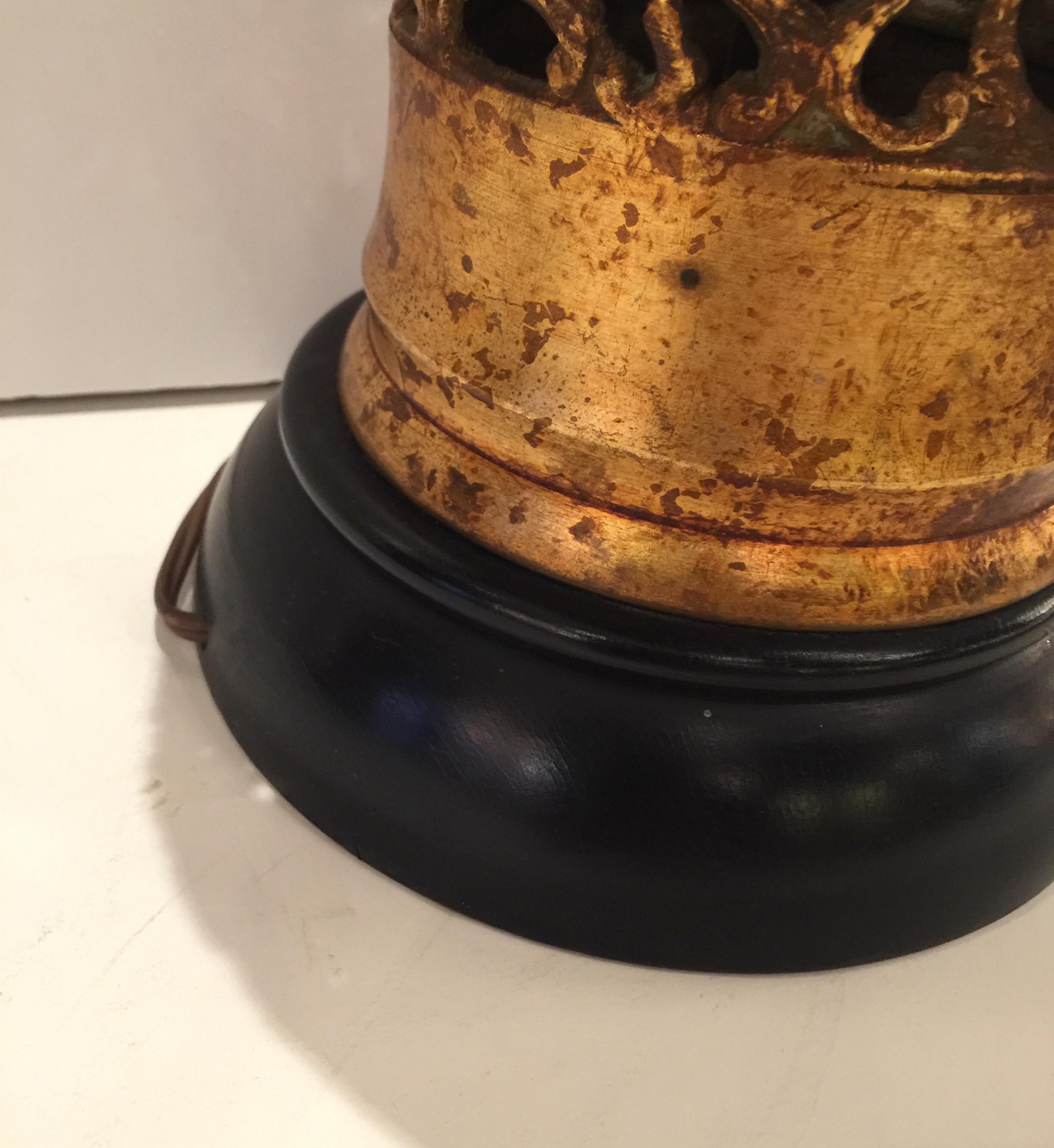 Paire de lampes de table réticulées de style Chinoiserie avec Urne en bois doré et bases en bois en vente 5