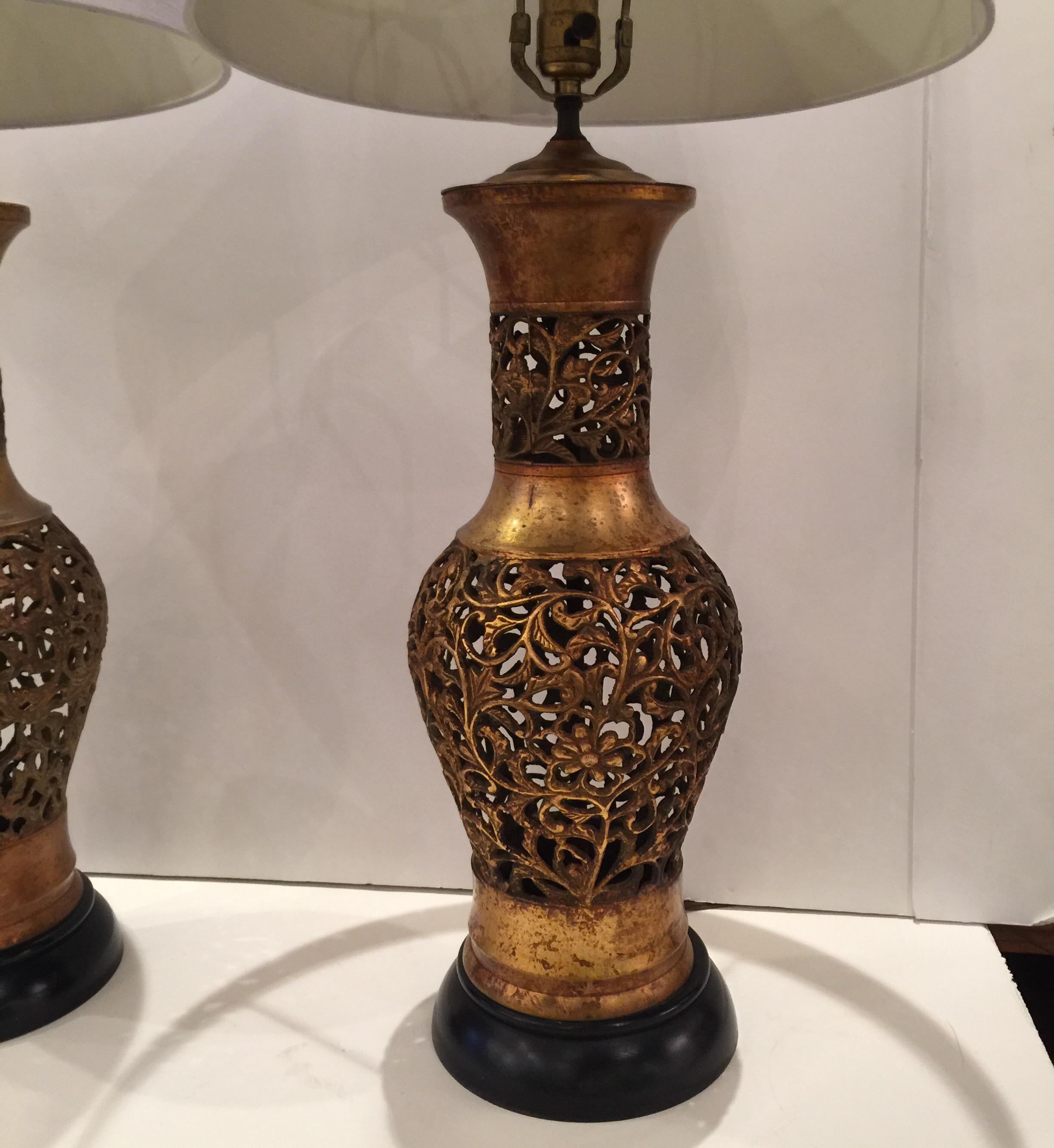 Pair of reticulated chinoiserie urn weather gilt table lamps with wood bases
Dimensions: 8