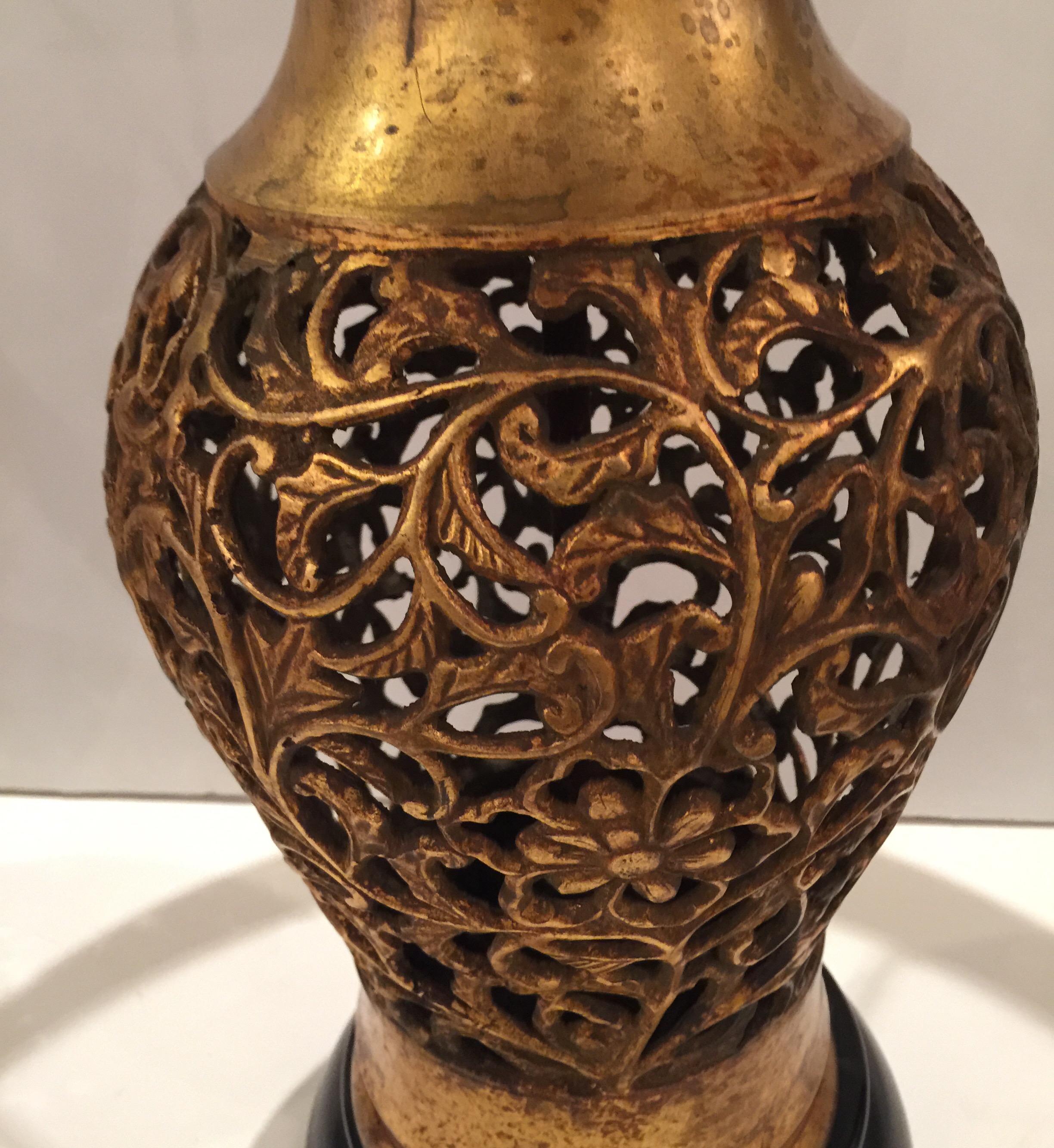 Paire de lampes de table réticulées de style Chinoiserie avec Urne en bois doré et bases en bois Bon état - En vente à Lambertville, NJ