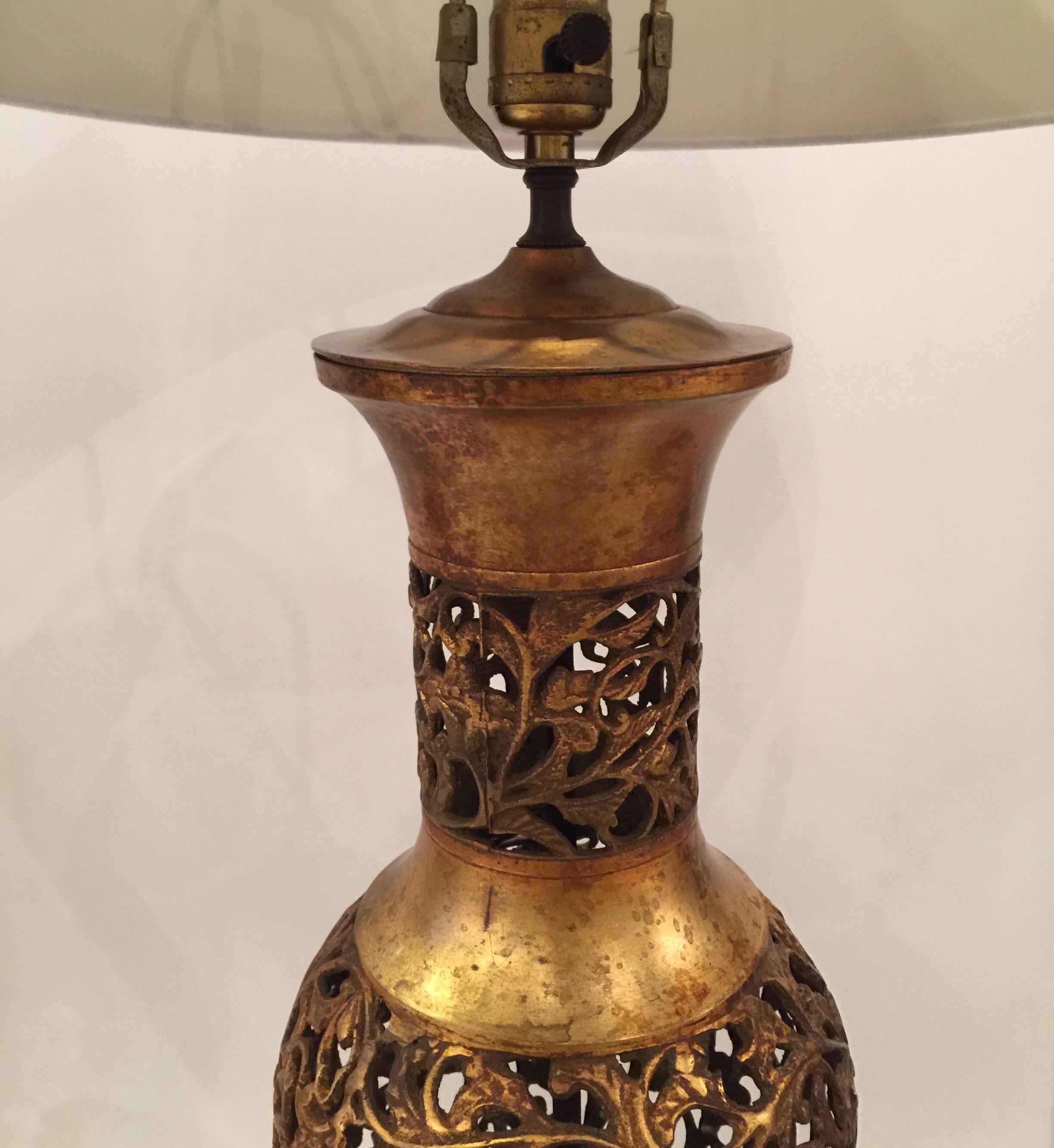 20th Century Pair of Reticulated Chinoiserie Urn Weather Gilt Table Lamps with Wood Bases For Sale