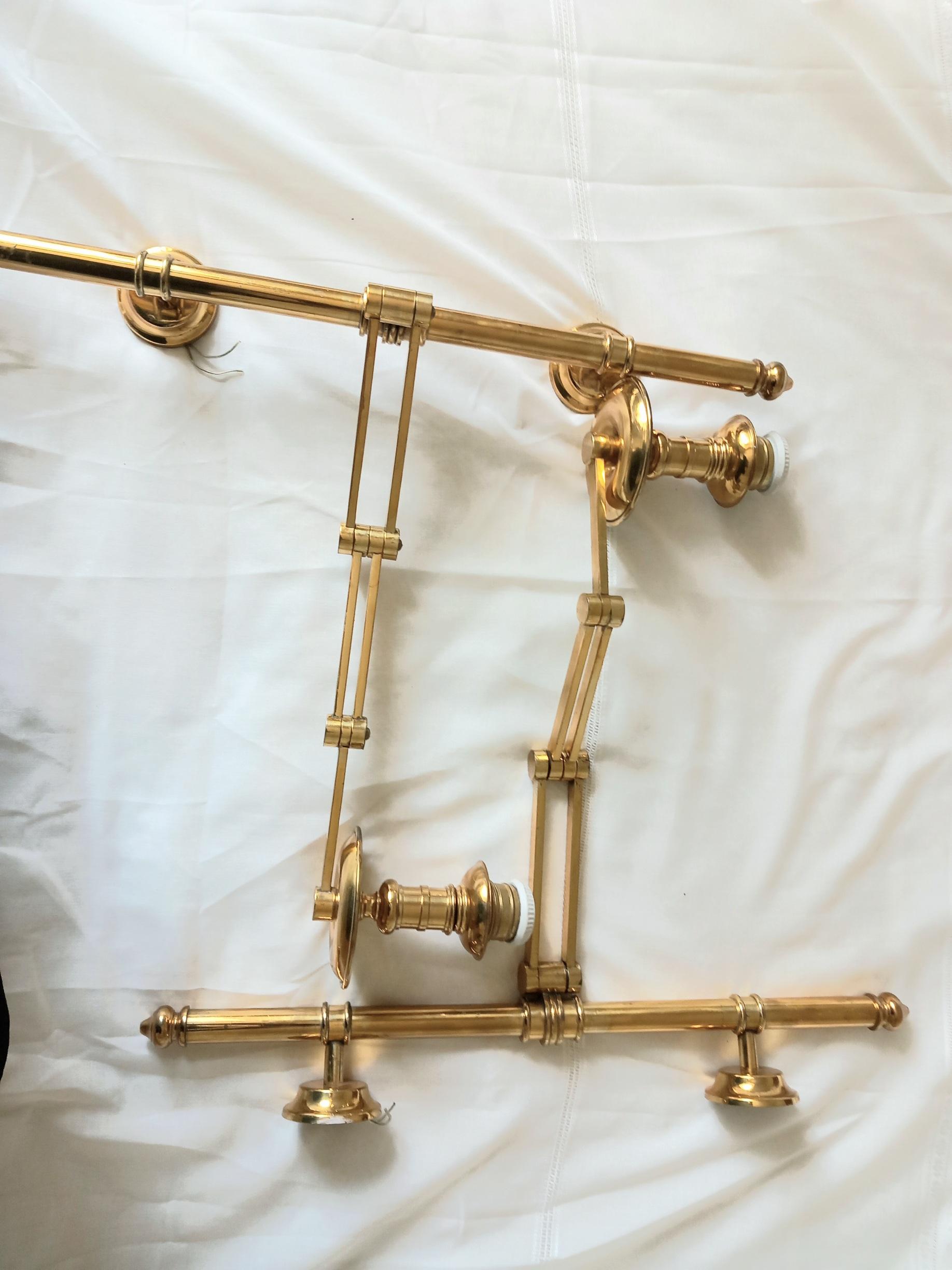 Ottone Coppia di lampade da parete a scomparsa o in ottone  Francia metà del .20° secolo in vendita