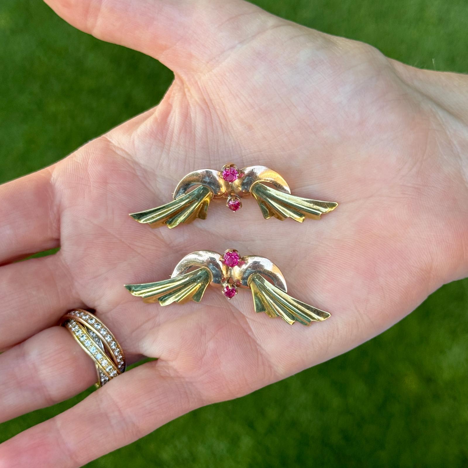 Este llamativo par de alfileres de la era retro está elaborado en oro amarillo y rosa de 14 quilates, y muestra el estilo atrevido y escultural característico de la década de 1940. Cada alfiler mide aproximadamente 5 cm de longitud y presenta