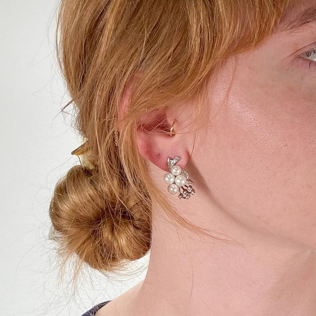 Rétro Coppia di orecchini retrò in oro bianco 14k, con perle e diamanti in vendita
