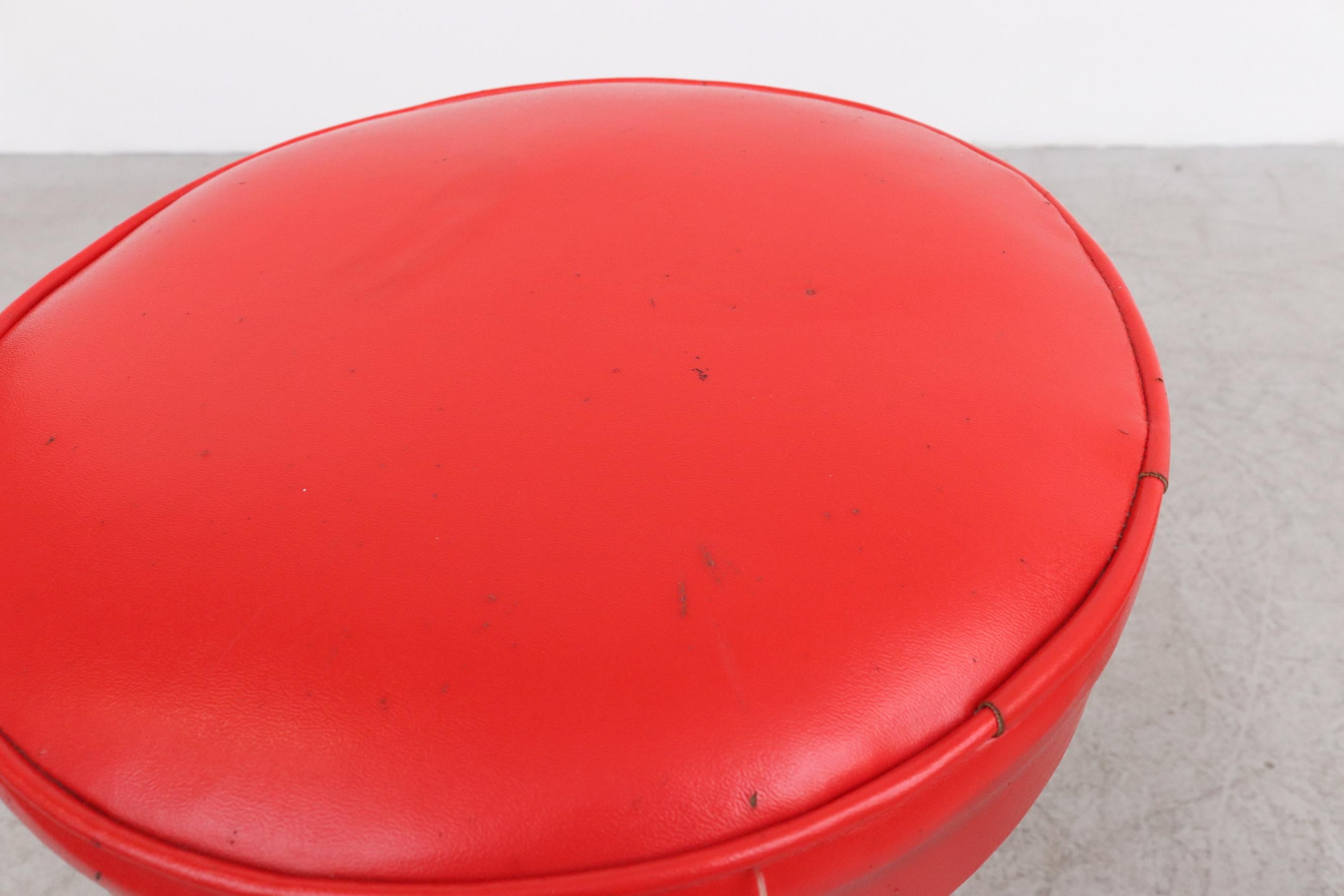 Pair of Retro 50's Round Red Skai Bar Height Stools with Black Base and Legs In Good Condition For Sale In Los Angeles, CA