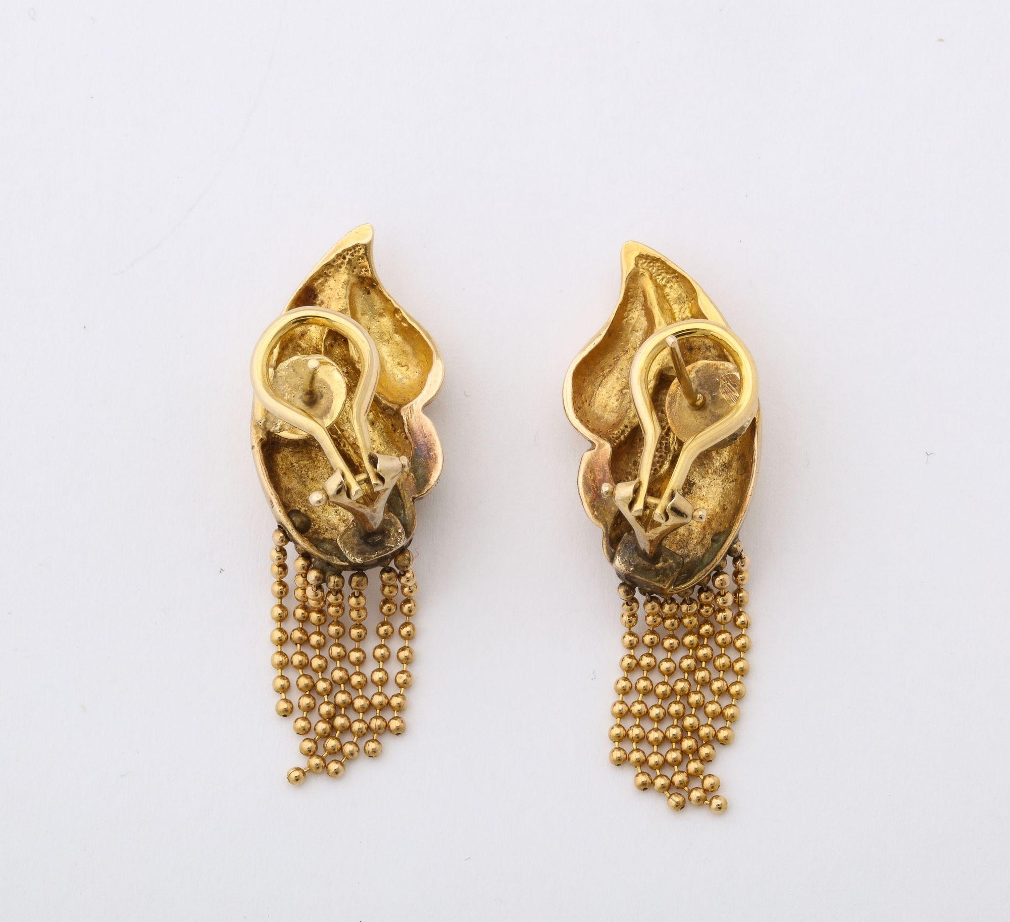 Women's Pair of Retro Gold Shell Form Earrings