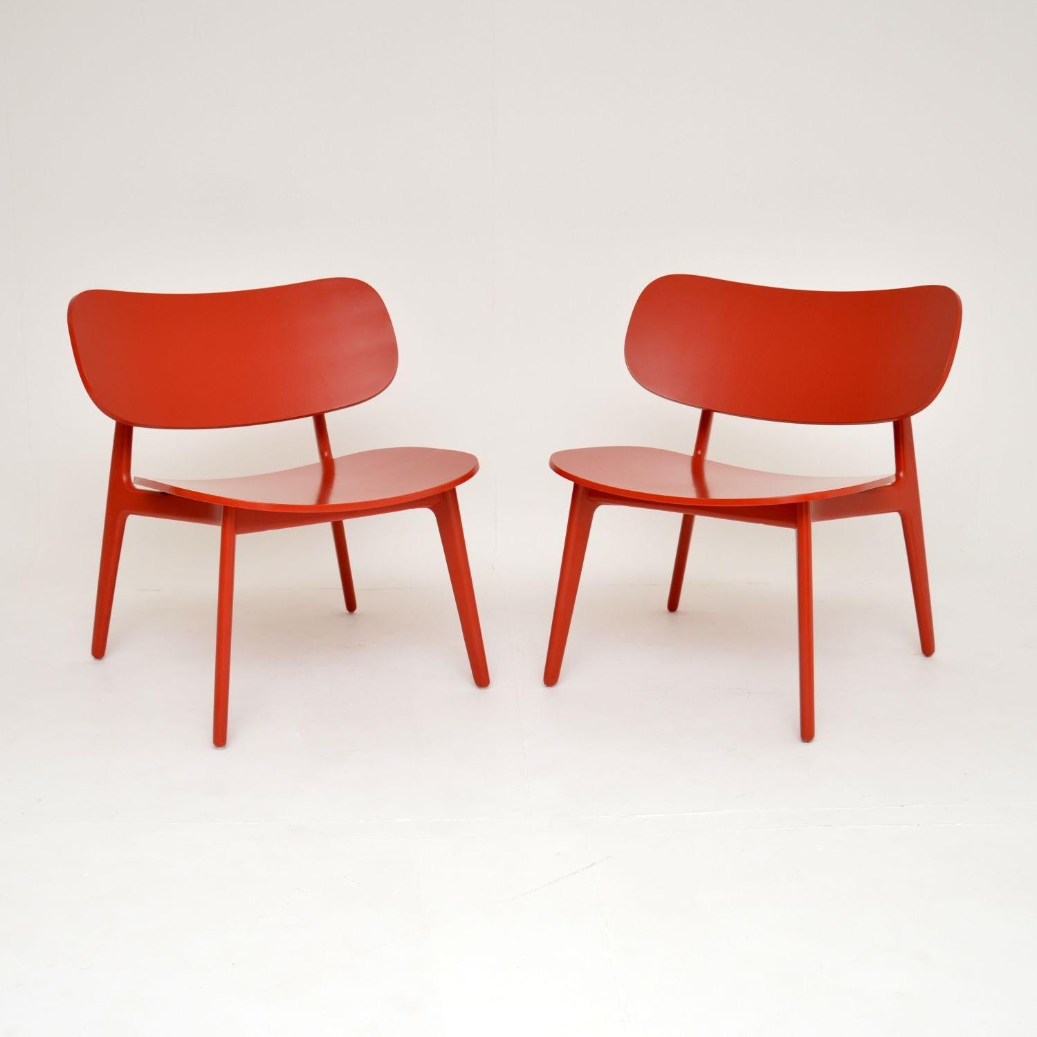 A pair of very stylish and comfortable designer easy chairs, in the mid-century modern style. These were made by Modus and were designed by London based designer Pearson Lloyd, they are fairly modern dating from the 21st century.

They have a