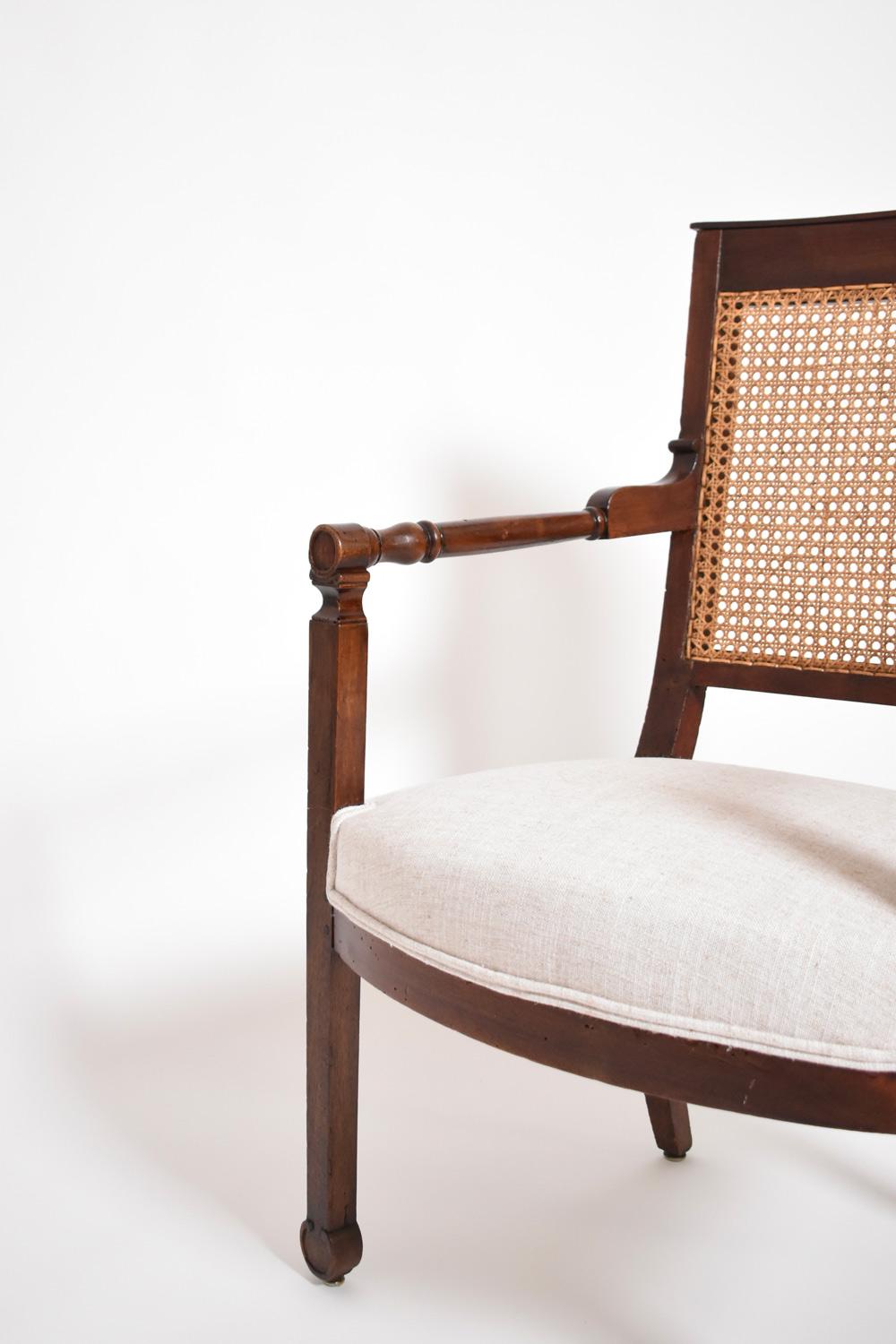 Paire de fauteuils en bois naturel Retour d'Egypte avec un dossier en cannage et une assise en tissu, époque Empire. France C.I.C.