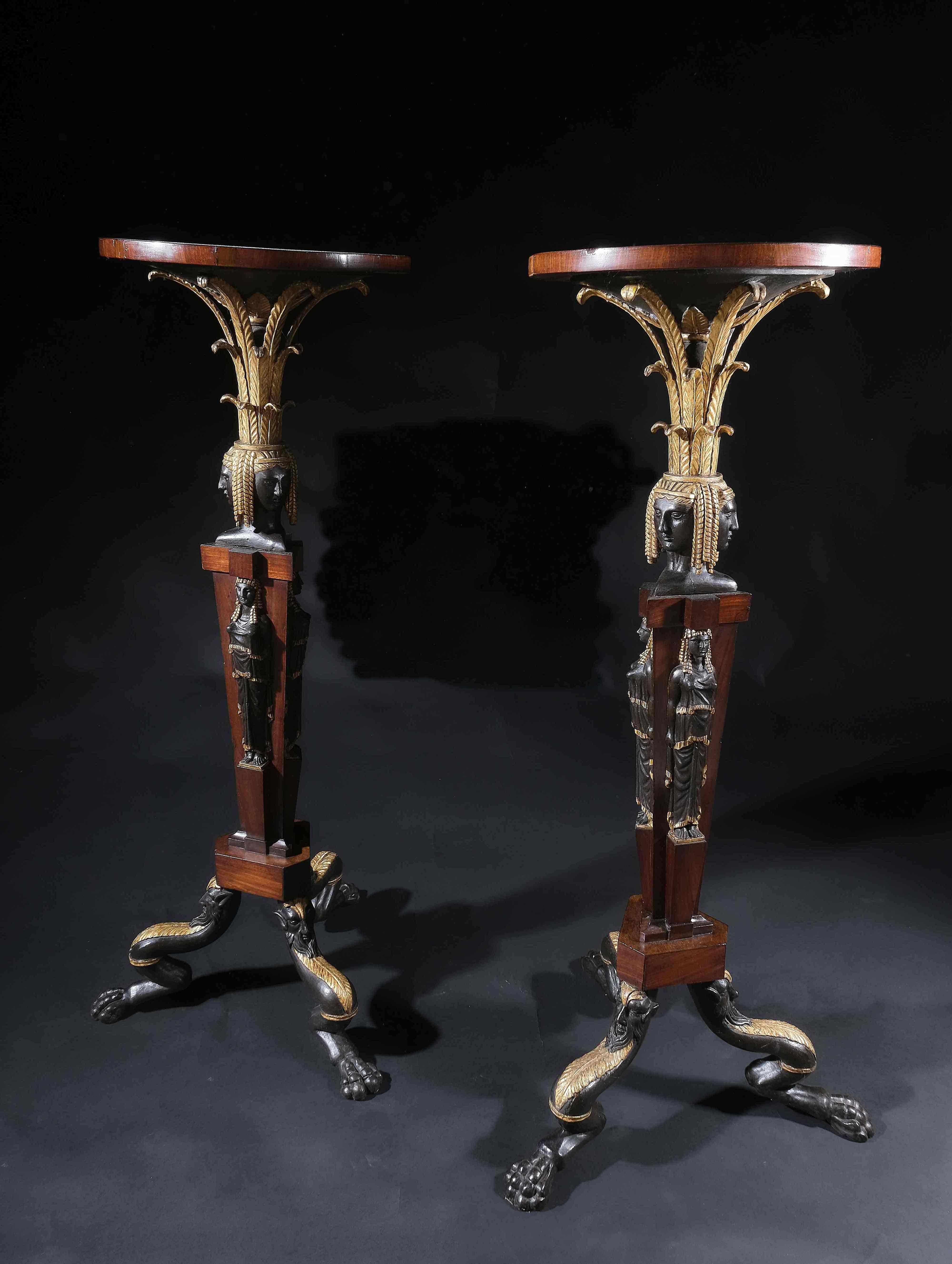 Coppia di Torchères in stile egizio con erme e busti femminili sui fusti, su piedi svasati a grifone, attribuite ad Agostino Fantastici.
I piatti sono sostenuti da palmette finemente lavorate. Mogano, in parte laccato nero e dorato. Attr. Agostino