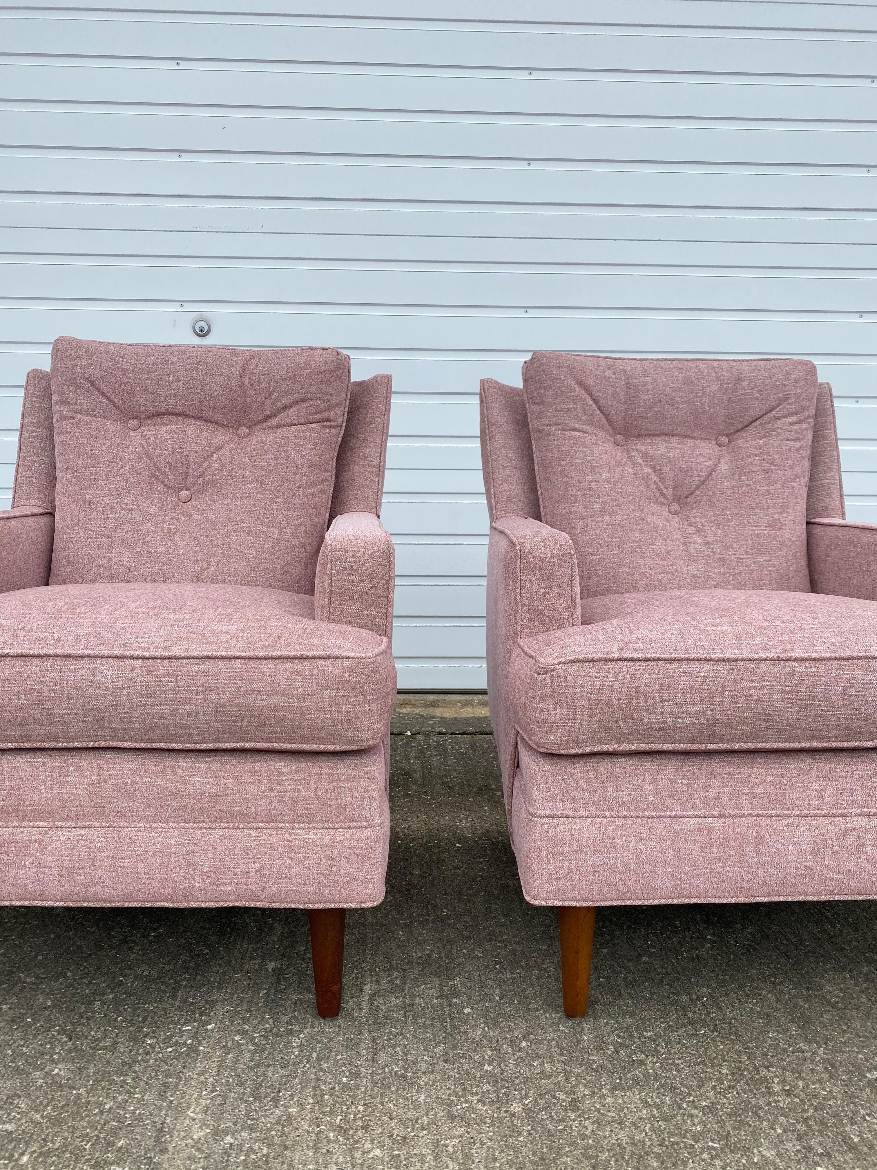 Paar neu gepolsterte 1960er Flair Club Chairs von Bernhardt (Moderne der Mitte des Jahrhunderts) im Angebot