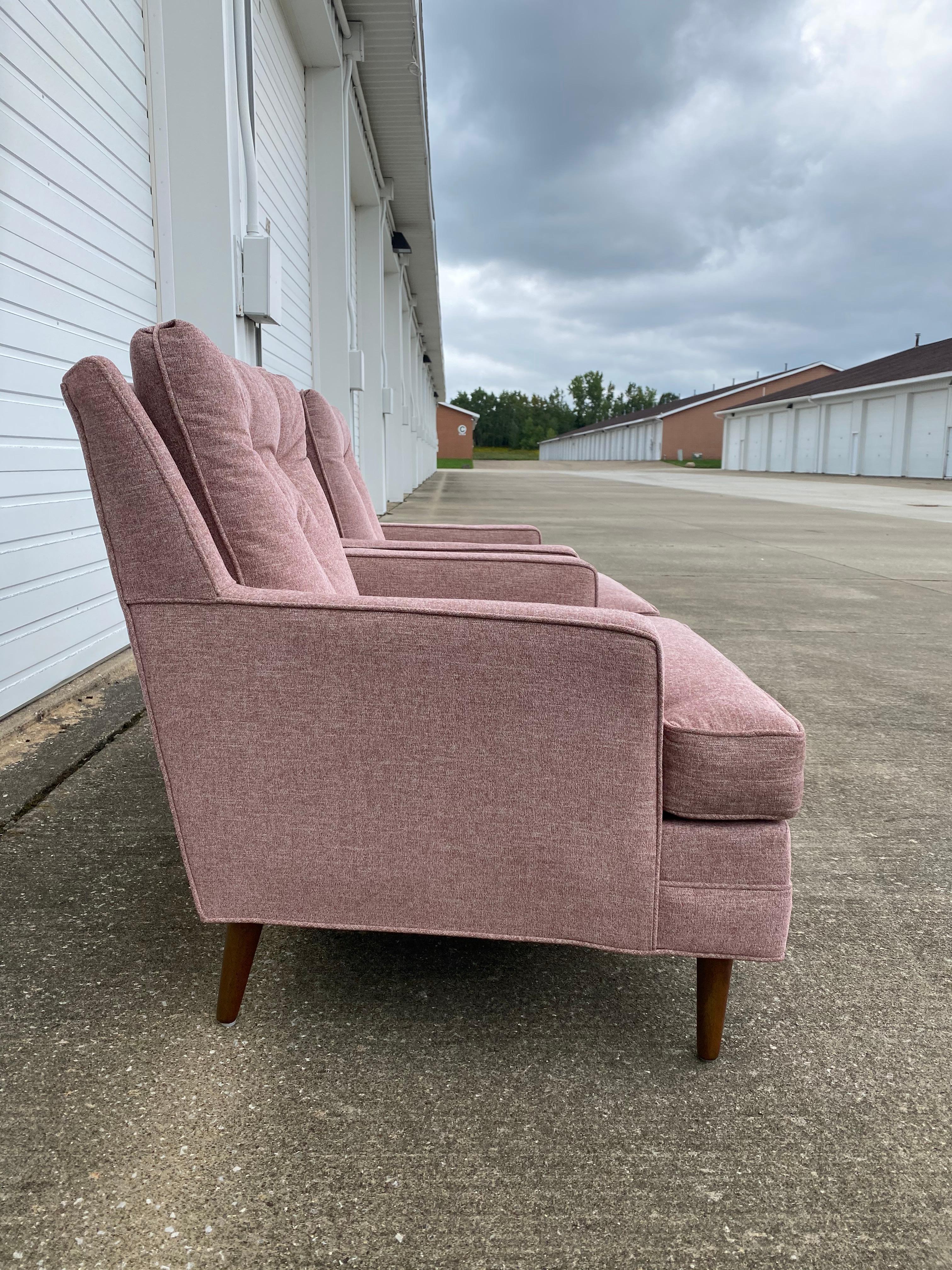 Paire de fauteuils club des années 1960, retapissés par Bernhardt en vente 1