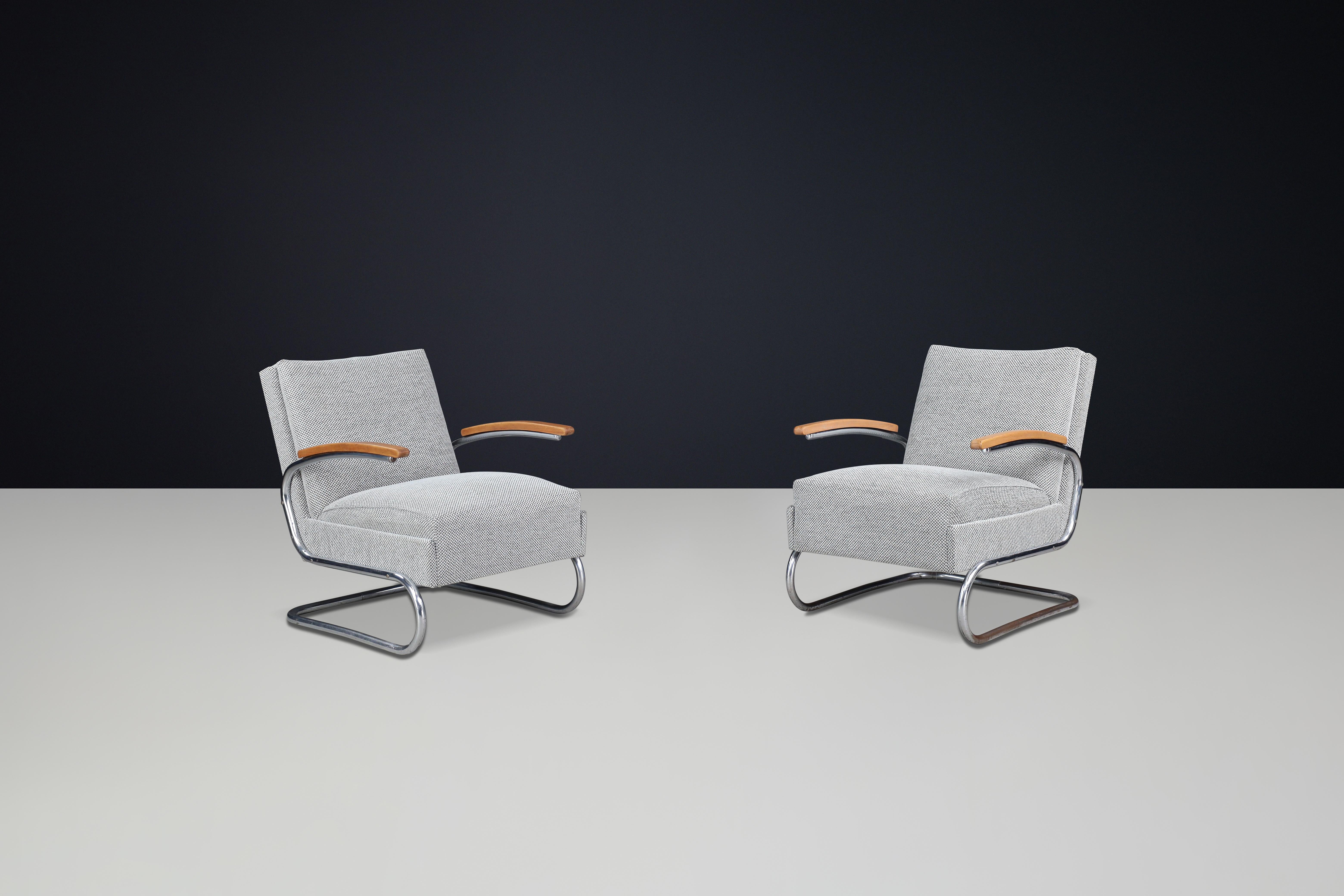Coppia di poltrone a sbalzo Thonet di Bauhaus rivestite, in acciaio tubolare, 1935


Una rara ed elegante coppia di poltrone a sbalzo Bauhaus disegnate da Thonet, prodotte nel 1935 circa. Queste sedie dell'inizio del XX secolo sono un simbolo