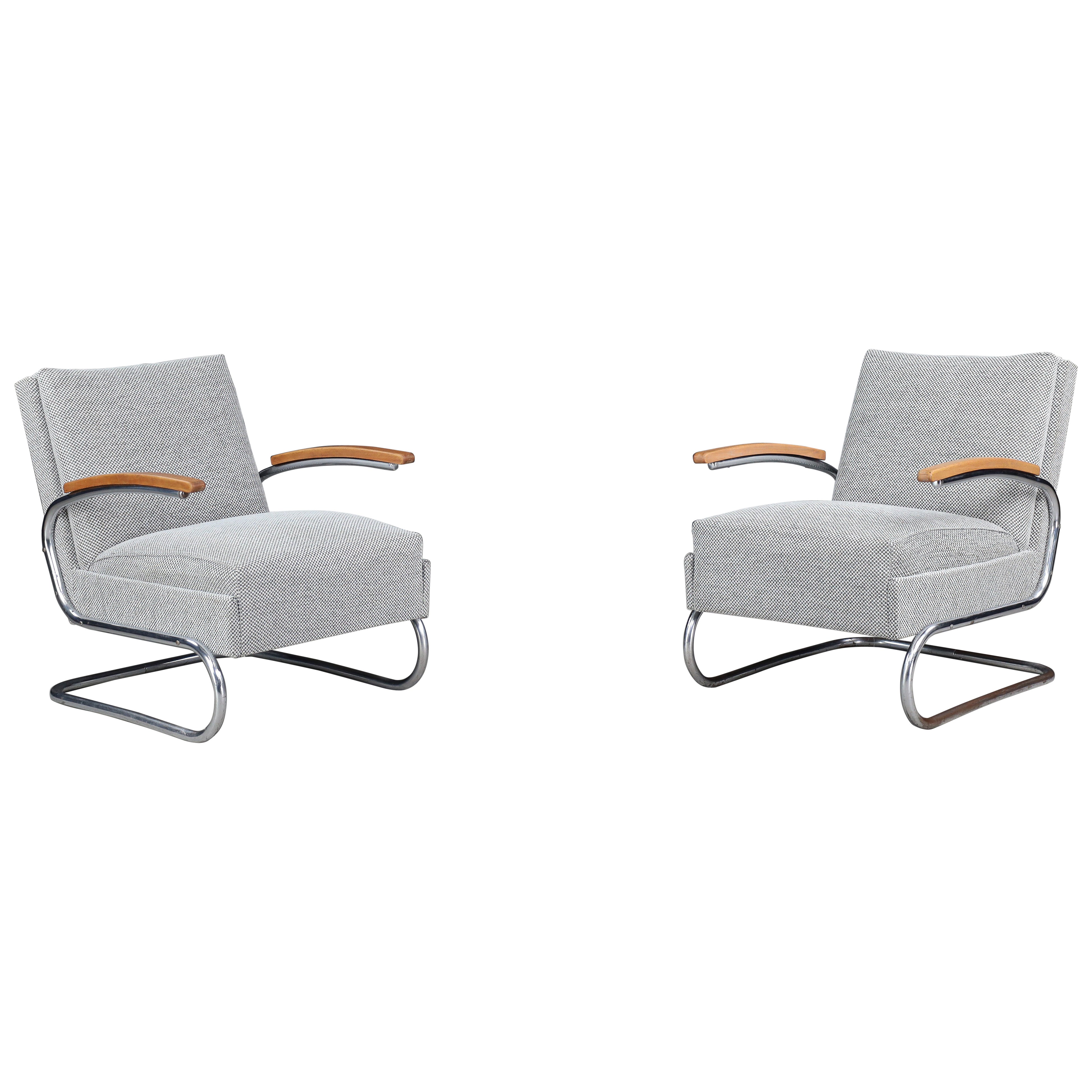 Ein Paar neu gepolsterte Bauhaus Thonet Freischwinger-Sessel aus Stahlrohr, 1935