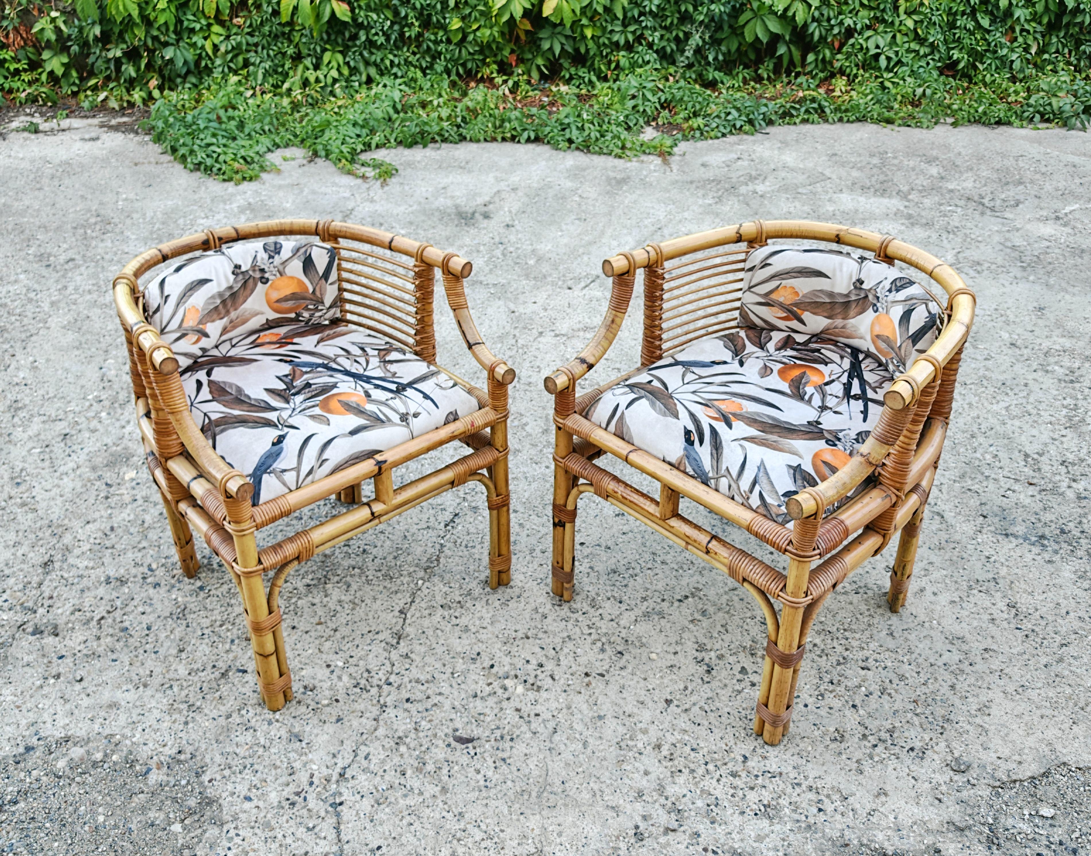 En este anuncio encontrarás una excepcional pareja de sillones Mid Century Modern. Tienen una singular forma de herradura y están tapizados en una bonita felpa con el estampado naranja y golondrinas. Fabricado en Italia en los años cincuenta.

Los