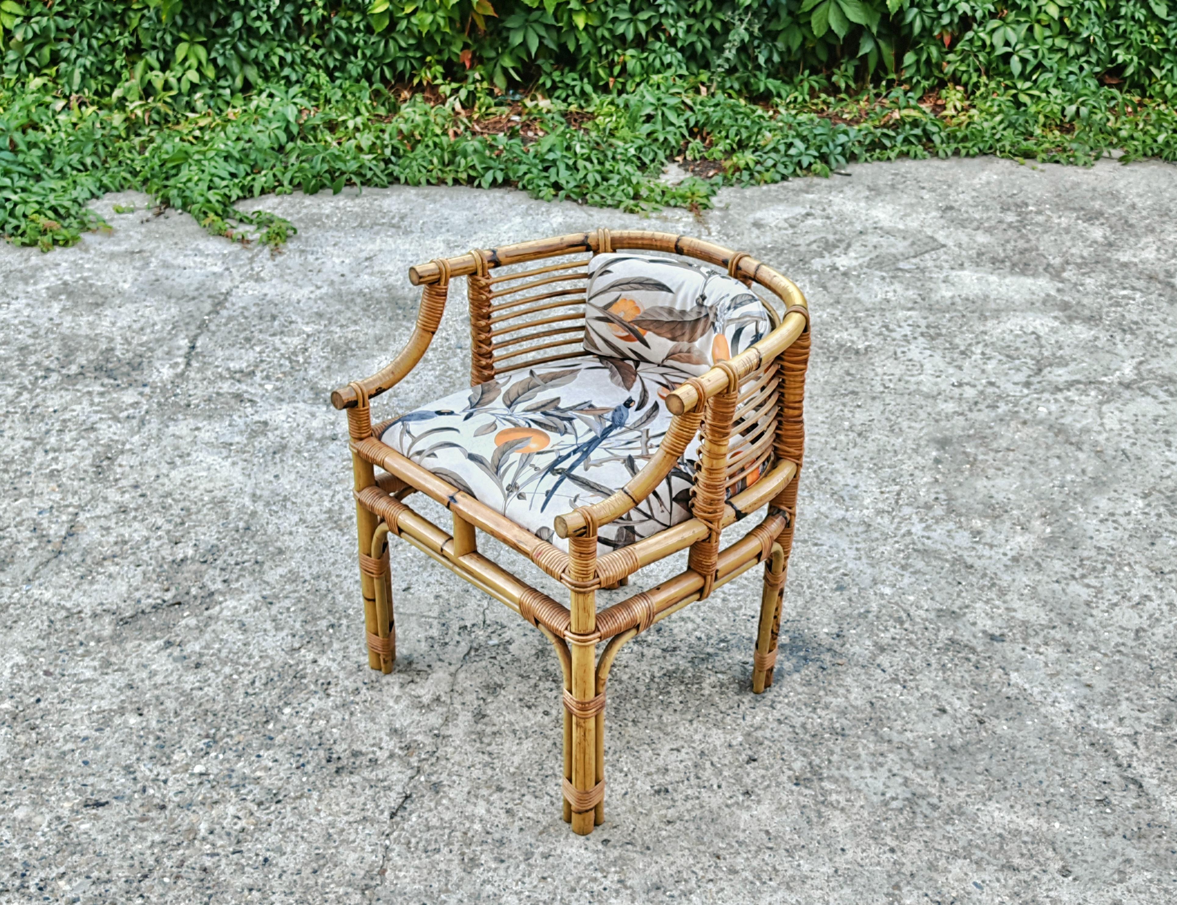 Pareja de sillones de mediados de siglo retapizados, forma de herradura, Italia Años 50 mediados del siglo XX en venta