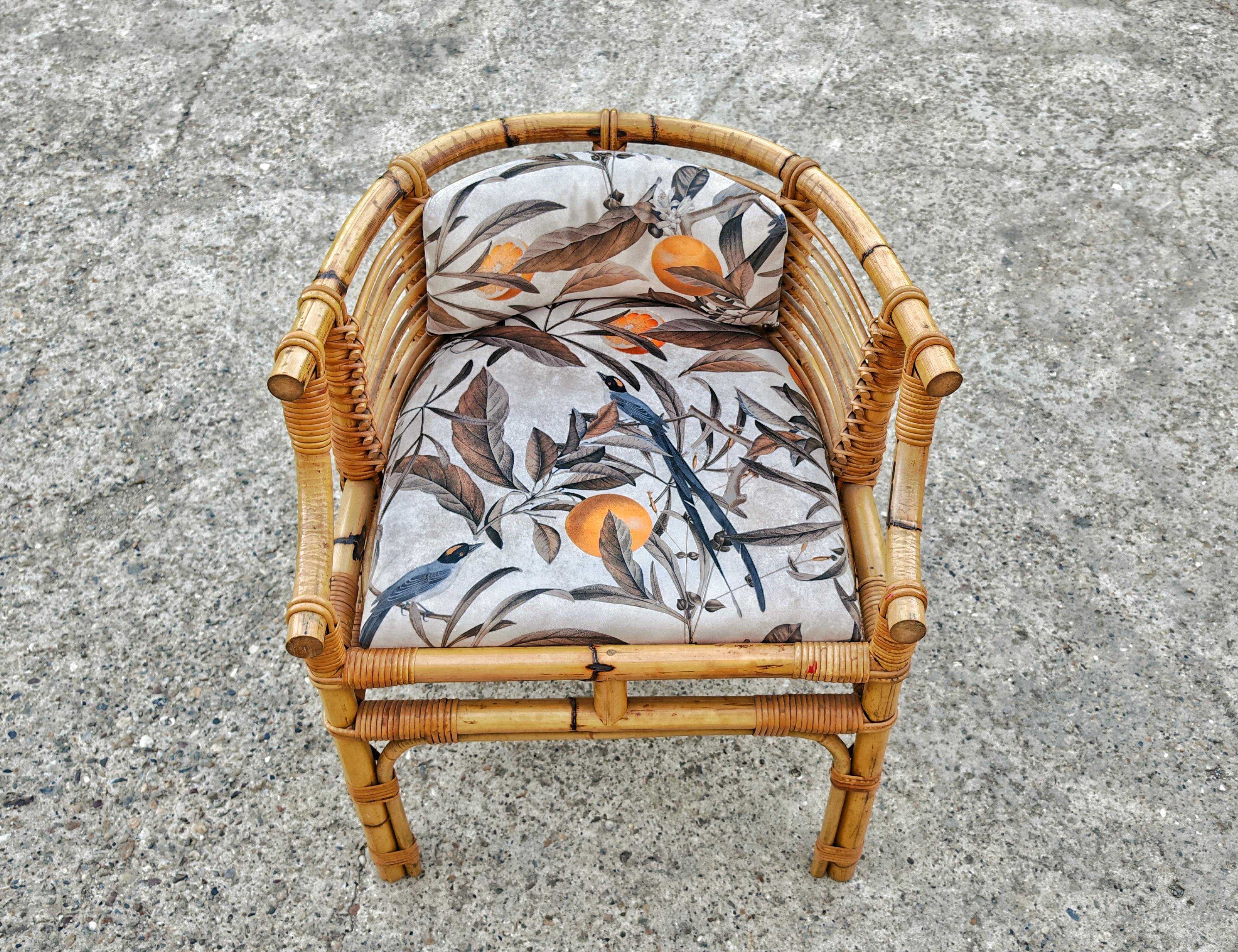 Pareja de sillones de mediados de siglo retapizados, forma de herradura, Italia Años 50 Tela en venta