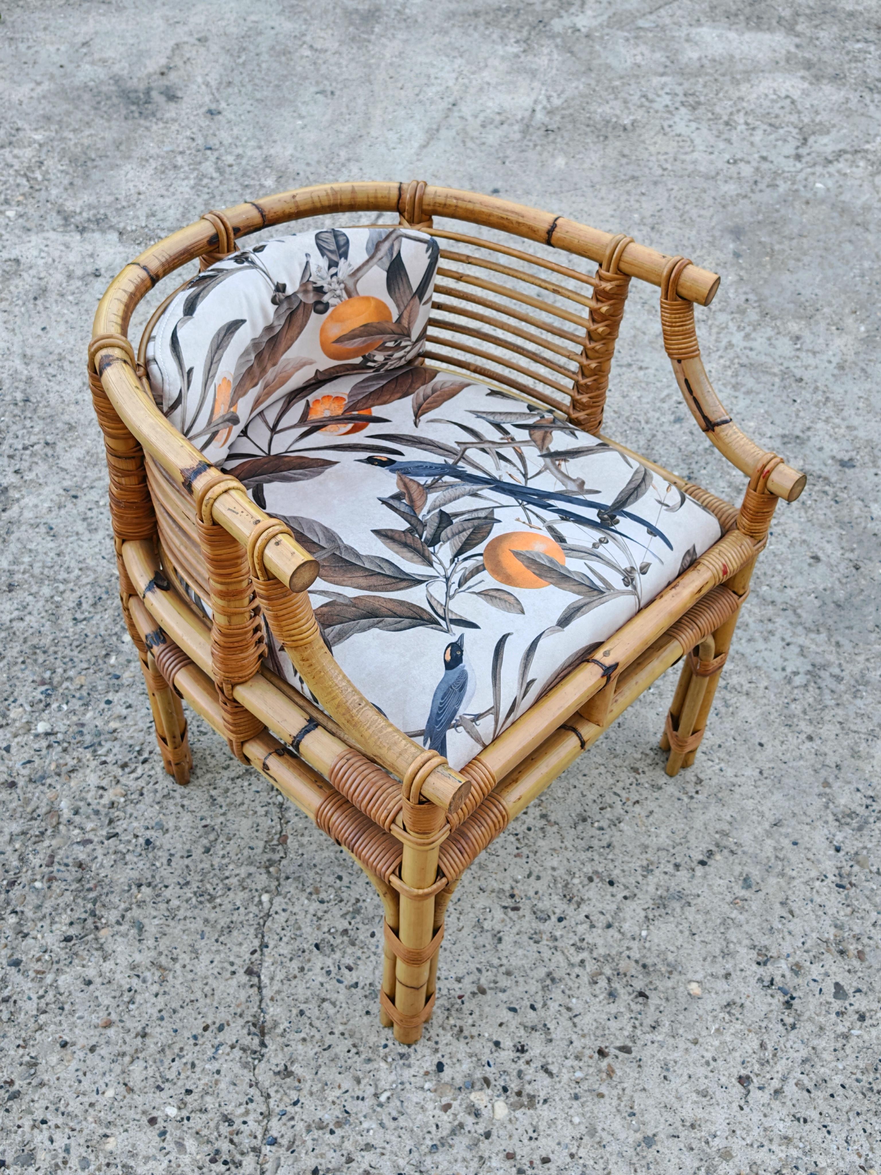 Pareja de sillones de mediados de siglo retapizados, forma de herradura, Italia Años 50 en venta 1