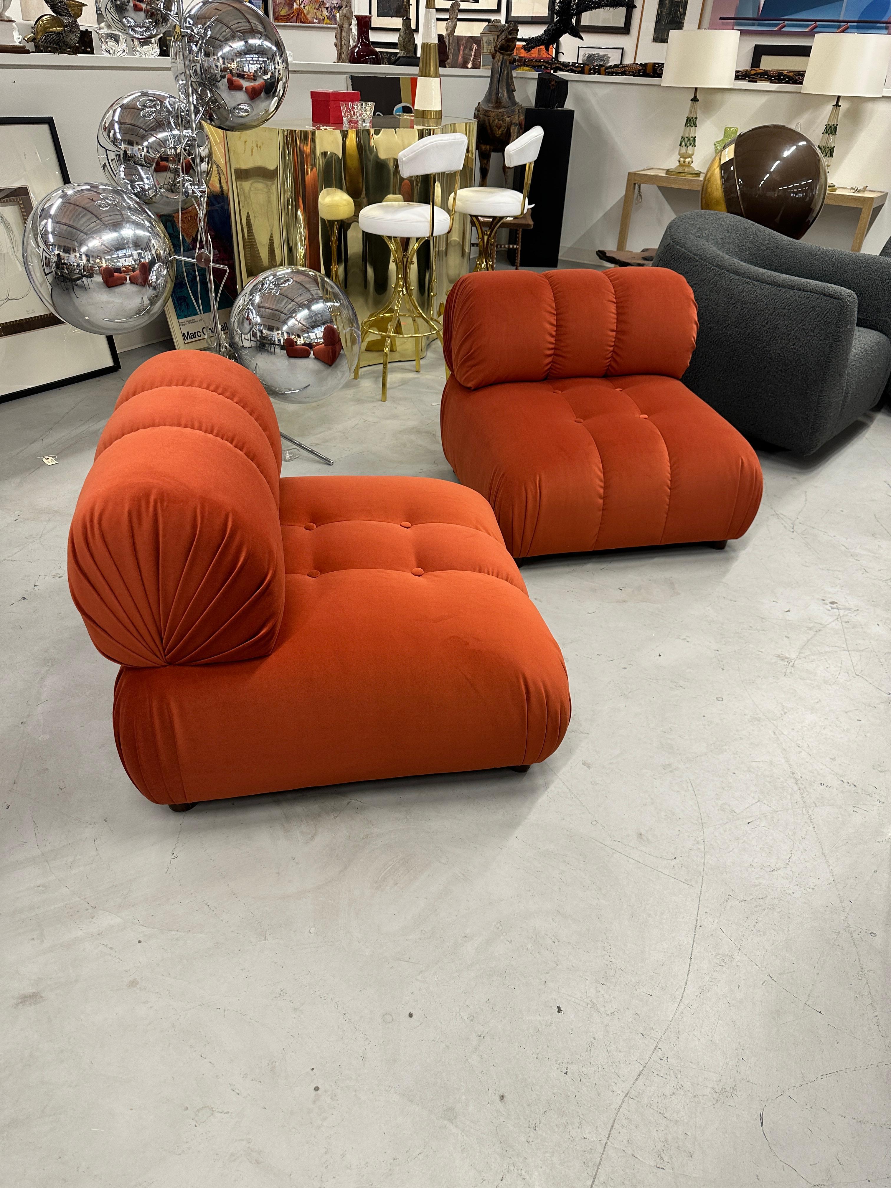 Ein hübsches Paar Stühle, das wir mit orangefarbenem oder 