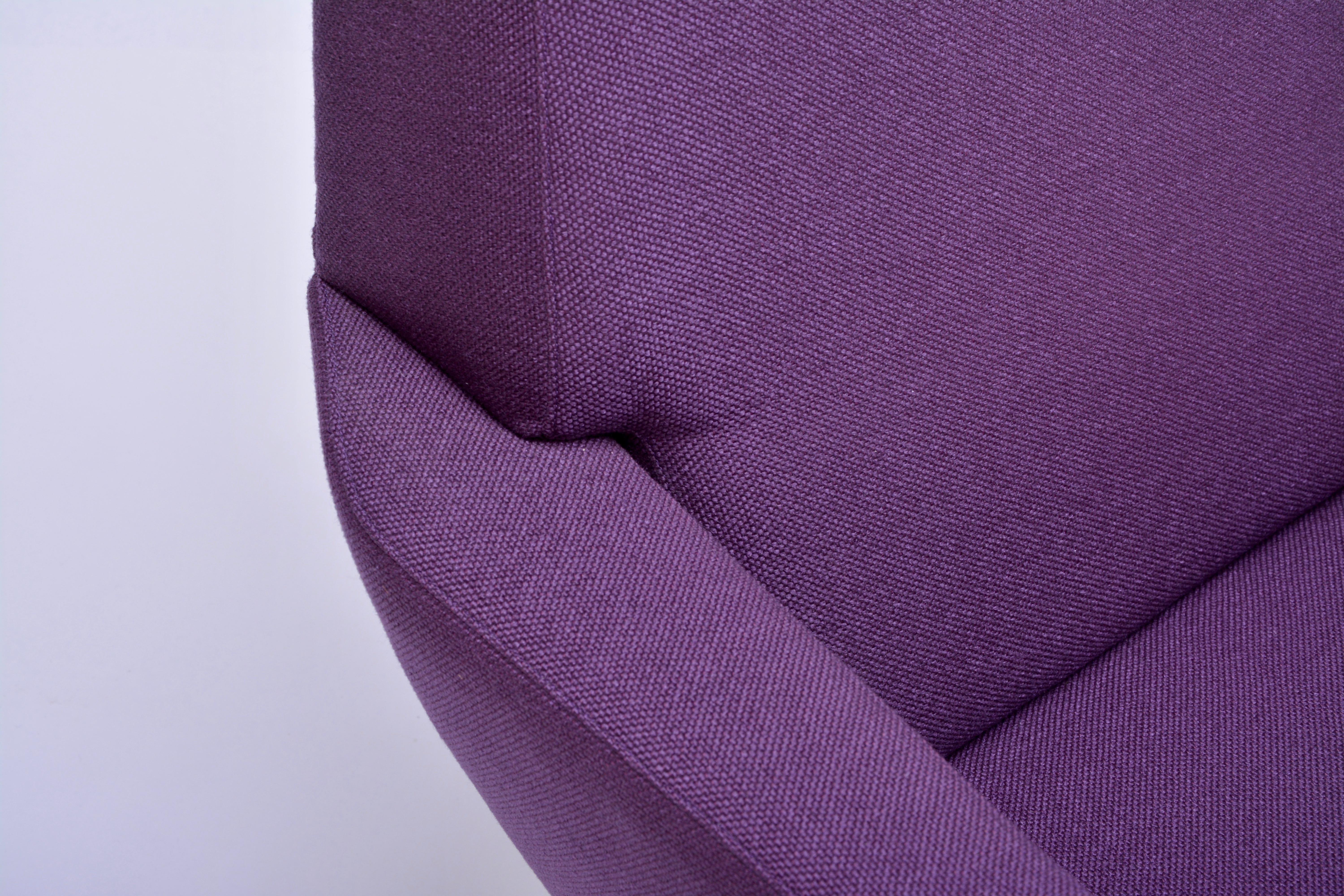 Pair of reupholstered Mid-Century Modern purple Italian lounge chairs 4