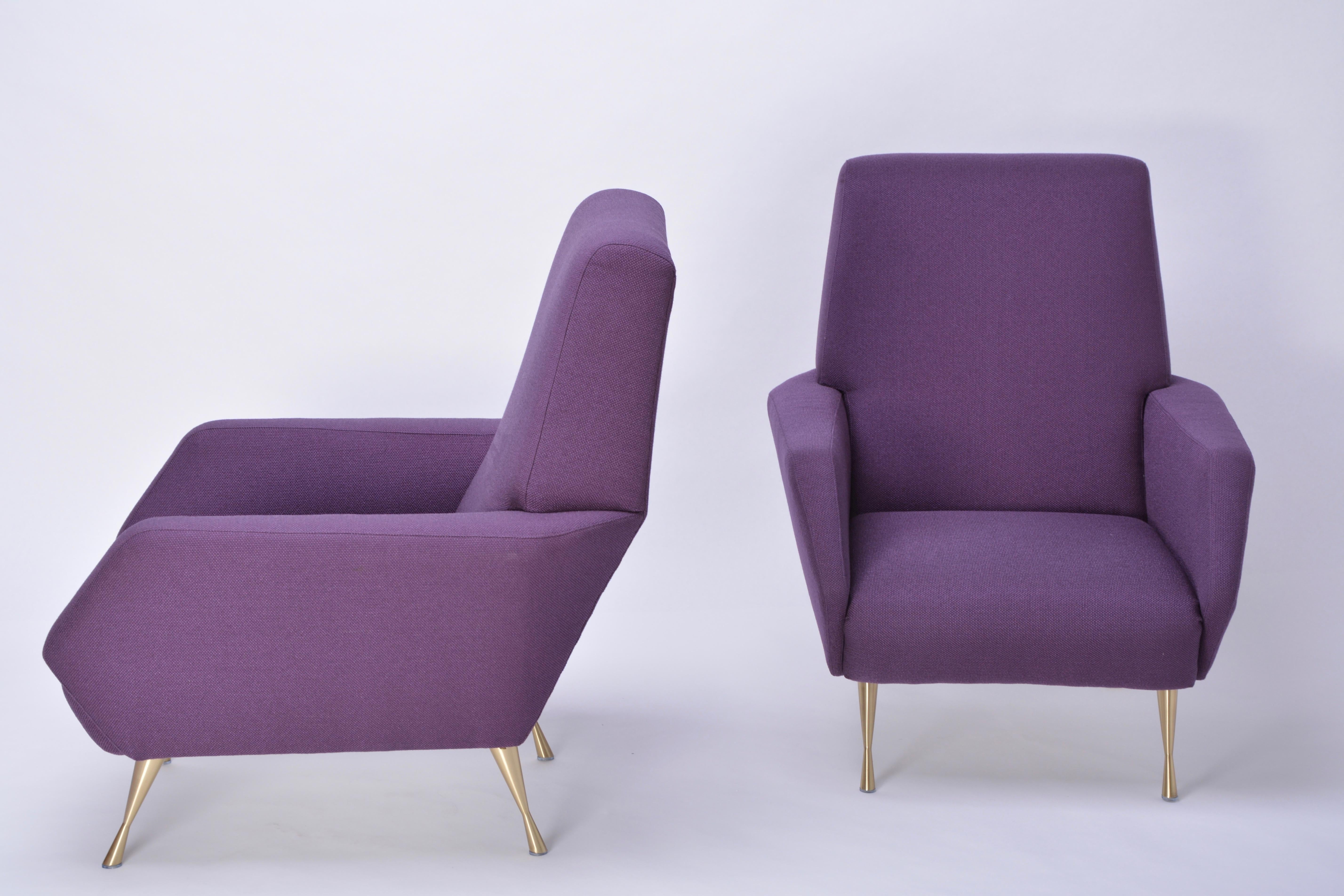Pair of reupholstered Mid-Century Modern purple Italian lounge chairs In Good Condition In Berlin, DE